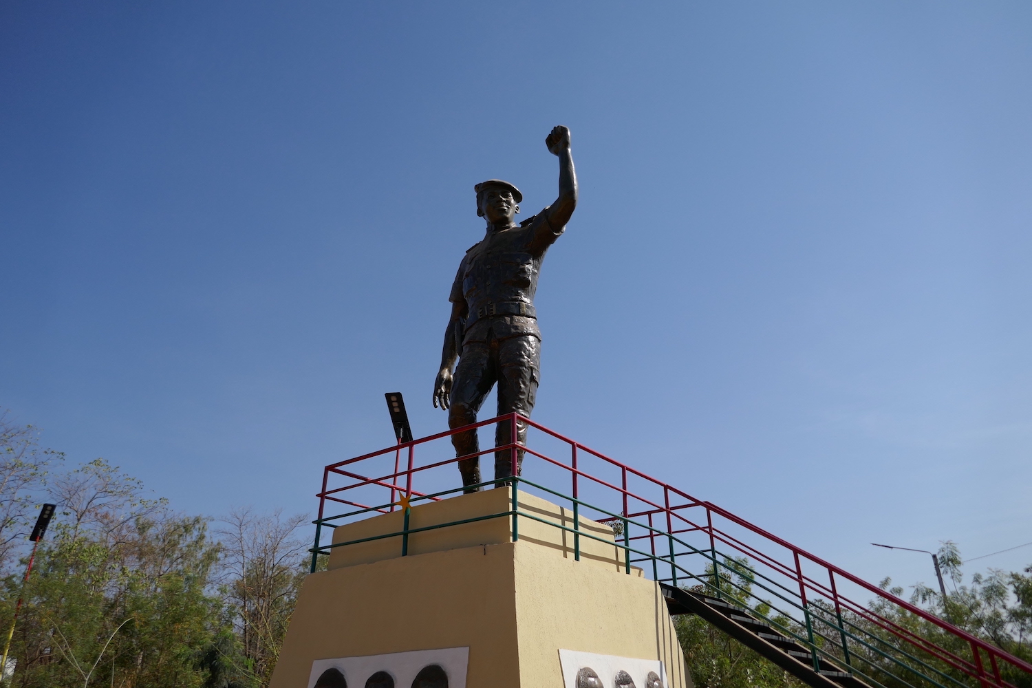 À une hauteur de 7 mètres de hauteur pour la statue, il faut aussi ajouter 2 mètres pour la base où les portraits des personnes assassinées avec lui en 1987 ont été sculptés © Globe Reporters