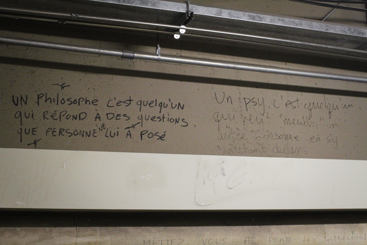 Des tags d’universitaires dans les couloirs.