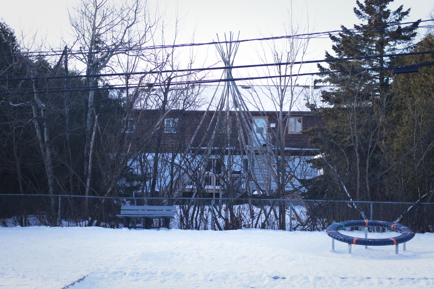 La structure d’un tipi dans un jardin.