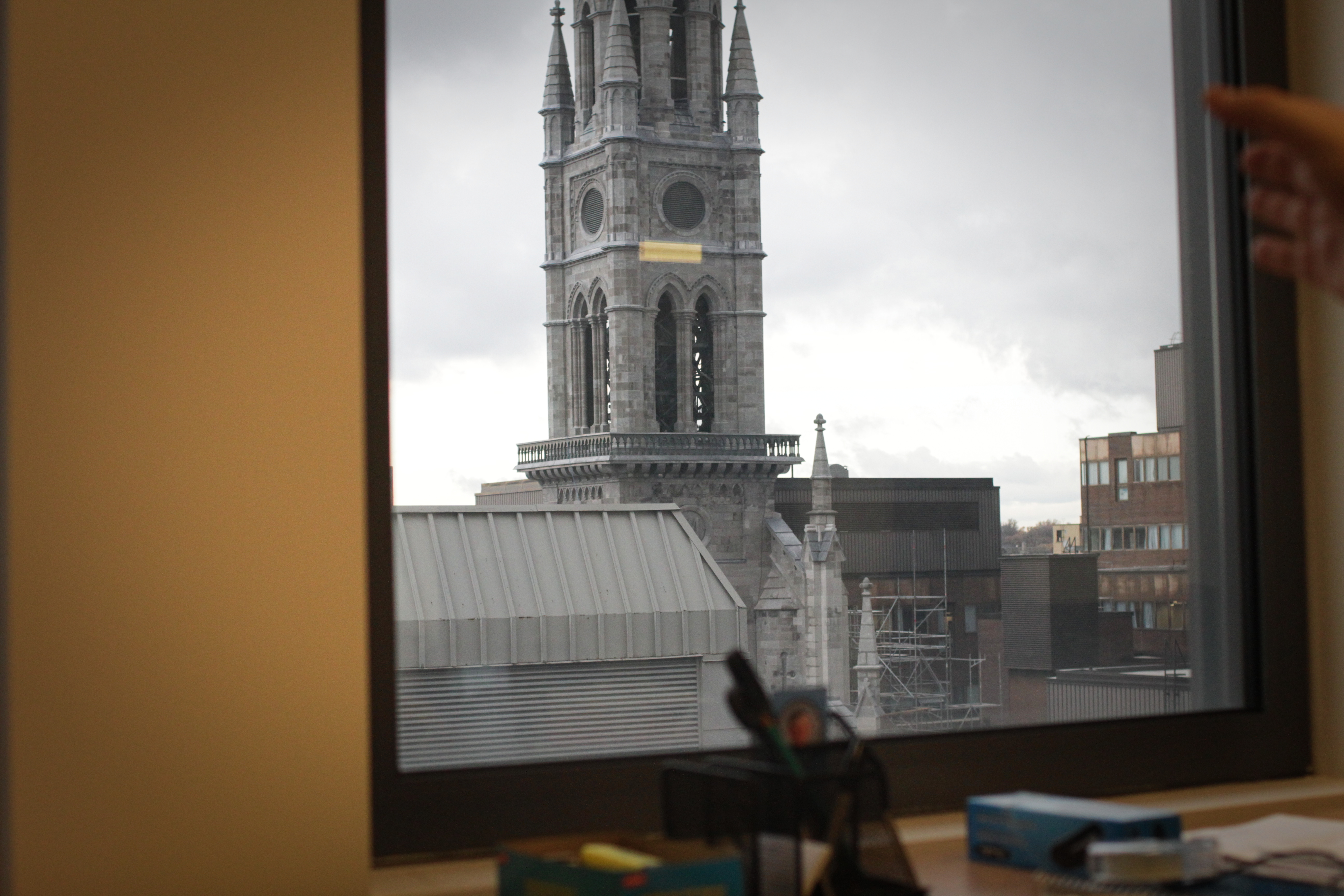 La vue de son bureau. C’est derrière l’église Saint-Jacques, qui a brûlé au XIXe siècle, qu’a été construit le bâtiment principal de l’UQAM