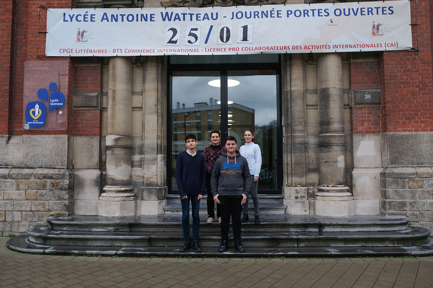 A la fin de l’interview, Gino, Marianne, Bastion et Charlotte CHAUCHE posent sur les marches à l’entrée du lycée. 