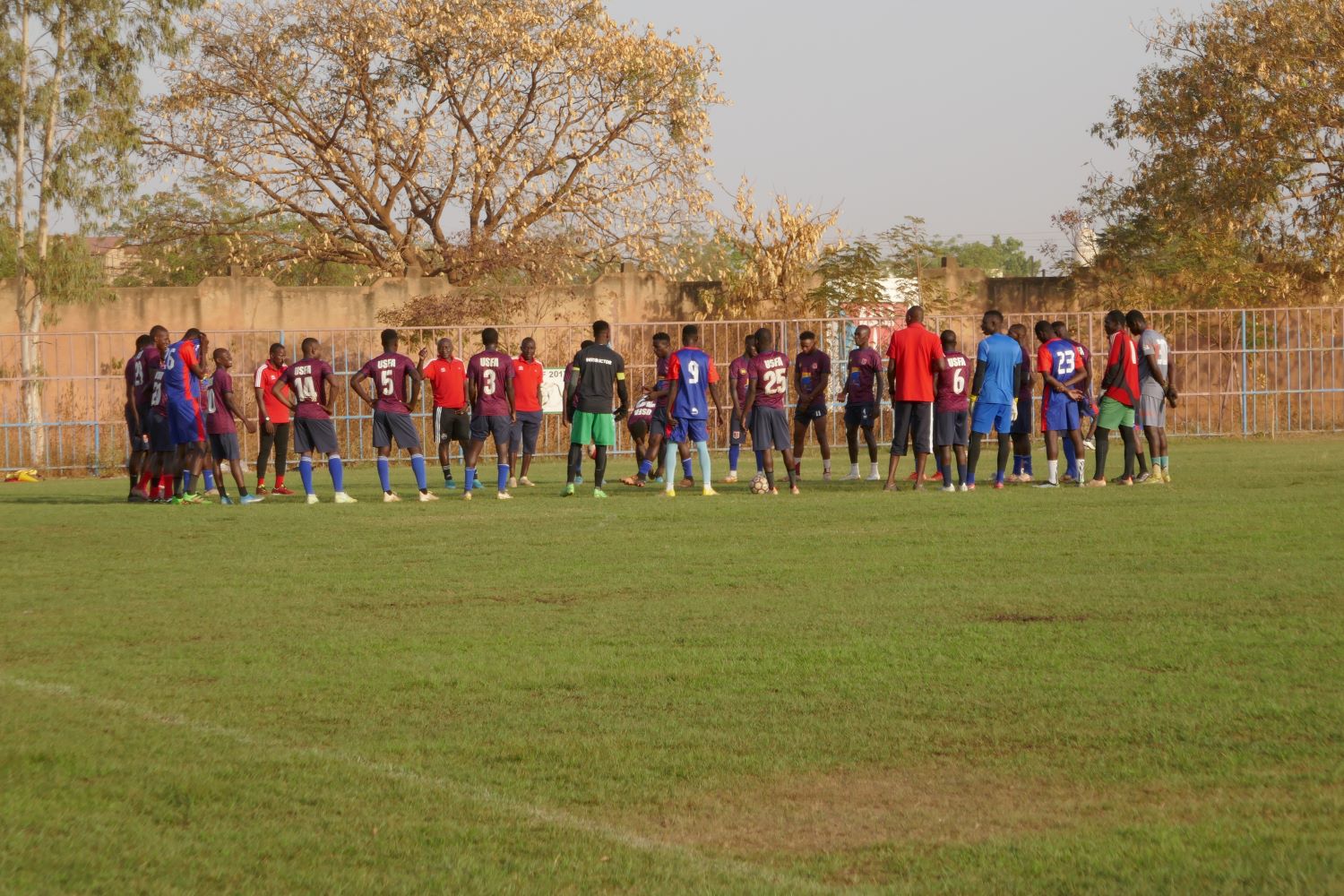 L’équipe au complet écoute l’entraineur avant de continuer l’entraînement pour le match du lendemain © Globe Reporters