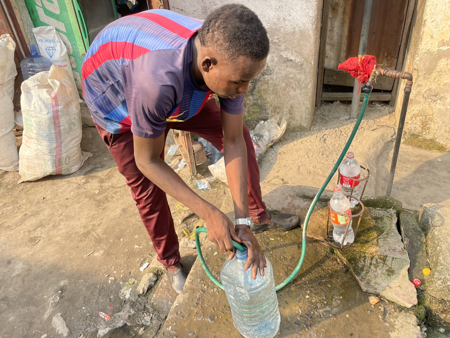 Lorsque Juliette BOYER parle d’accès à l’eau potable, c’est principalement à travers les points d’eau comme celui-ci dans le quartier de Congo à Douala. Dans le quartier de Bonadibong, par exemple, il n’existe pas de tel point d’eau © Globe Reporters