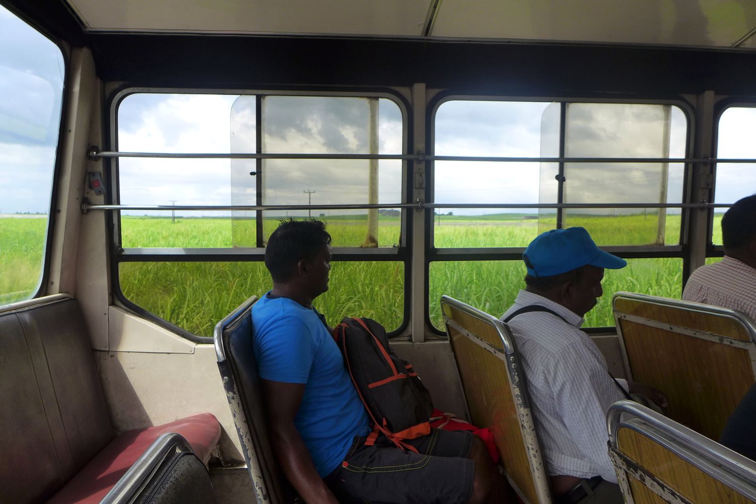 Il n’y a pas la climatisation dans le bus. Sidonie somnole un peu tout le long du trajet mais n’oublie pas de prendre quelques photos.