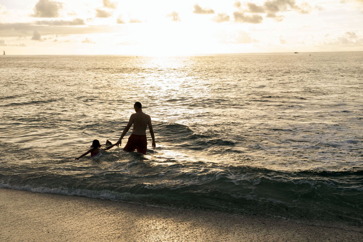 Un père et ses deux enfants ne résistent pas à la baignade.