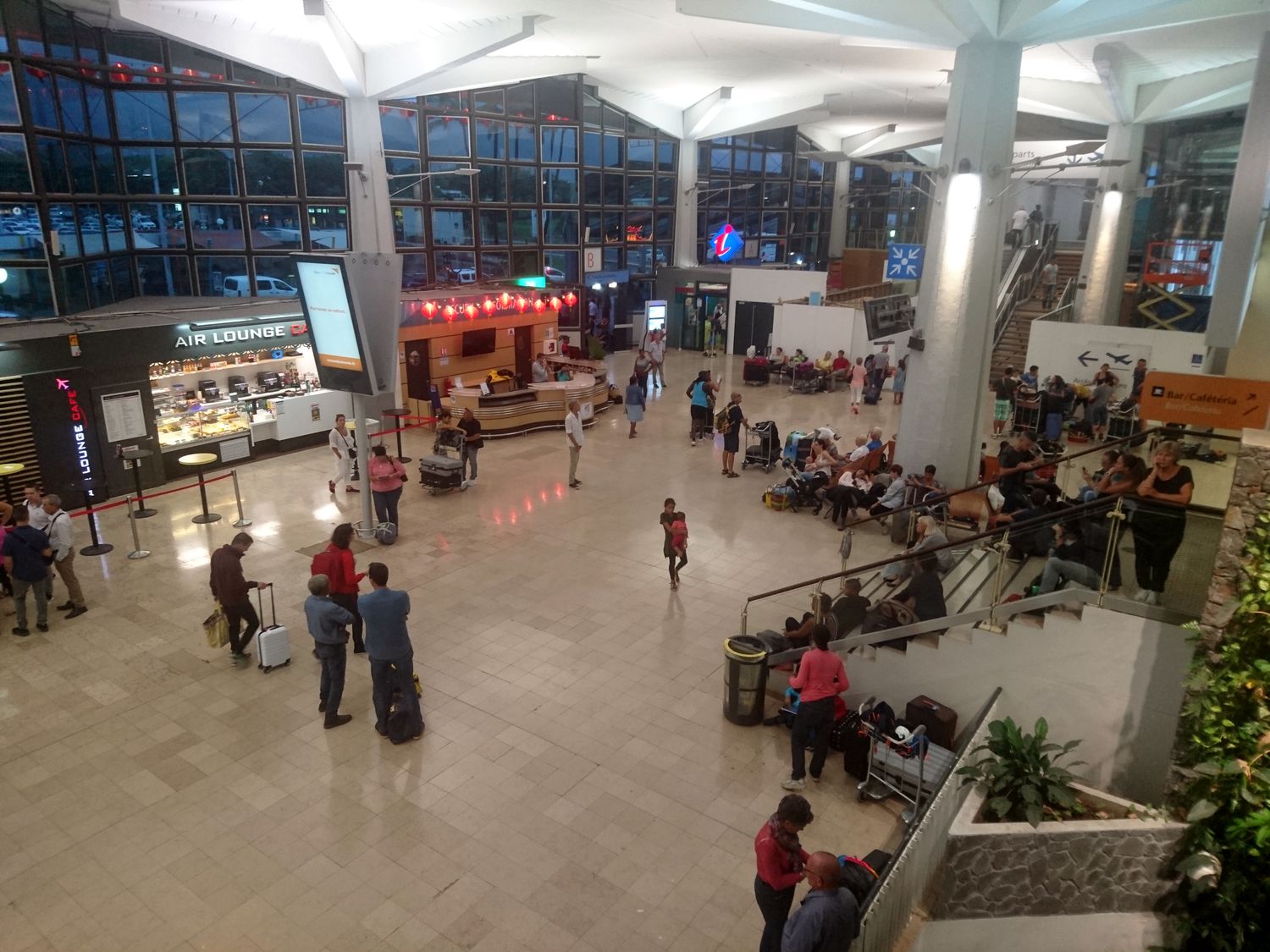 Le hall de l’aéroport reste pour autant relativement calme. Enregistrement prévu à 19h. Il faut y aller ! 