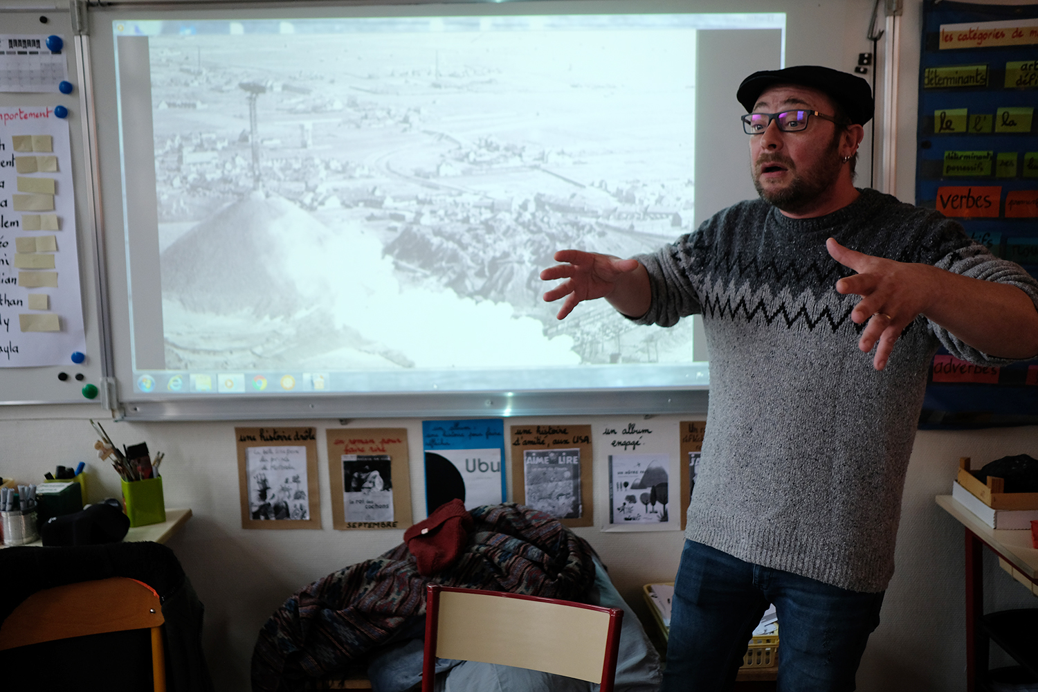 Gaétan explique comment le paysage s’est transformé à cause de l’exploitation du charbon.