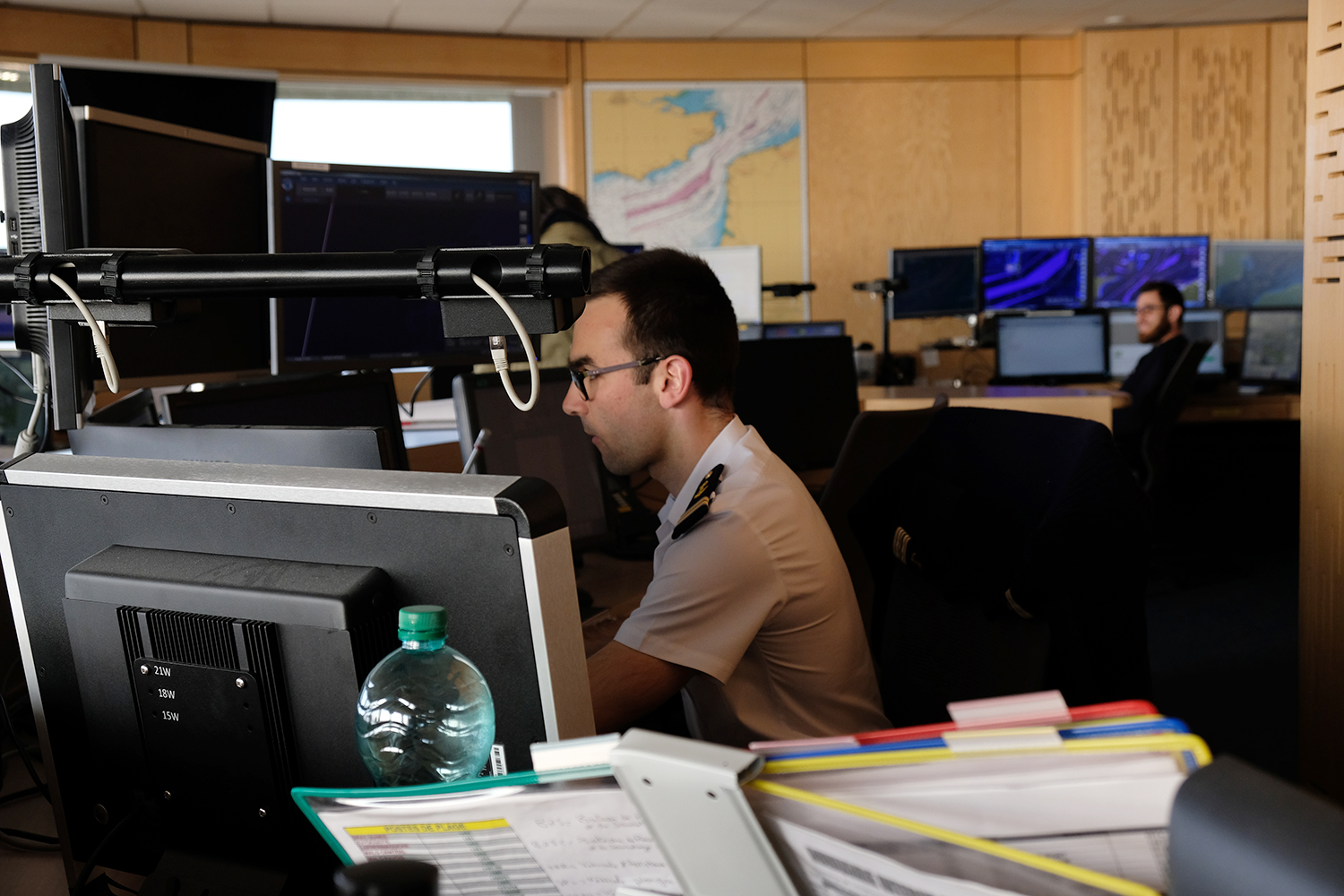 Au centre de la pièce centrale, l’officier de permanence assure des gardes de douze heures.