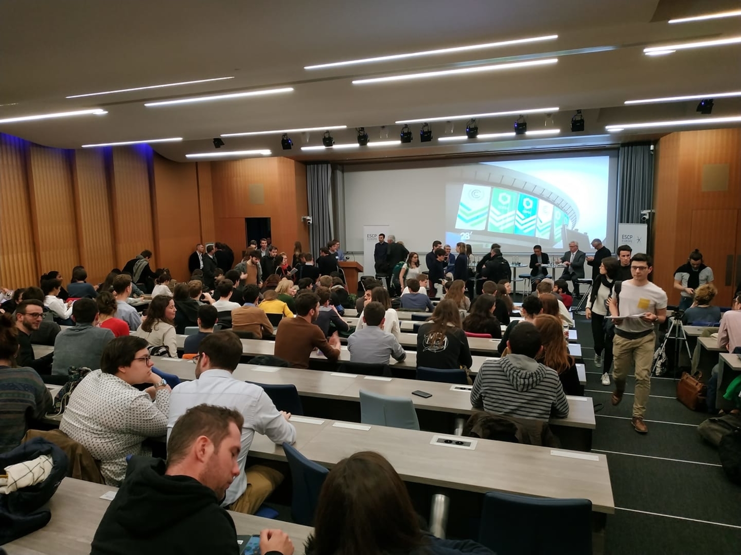 Une plénière organisée par le collectif, en présence des ministres de l’écologie et de l’enseignement supérieur français.  (Crédit : Facebook / Pour un réveil écologique)