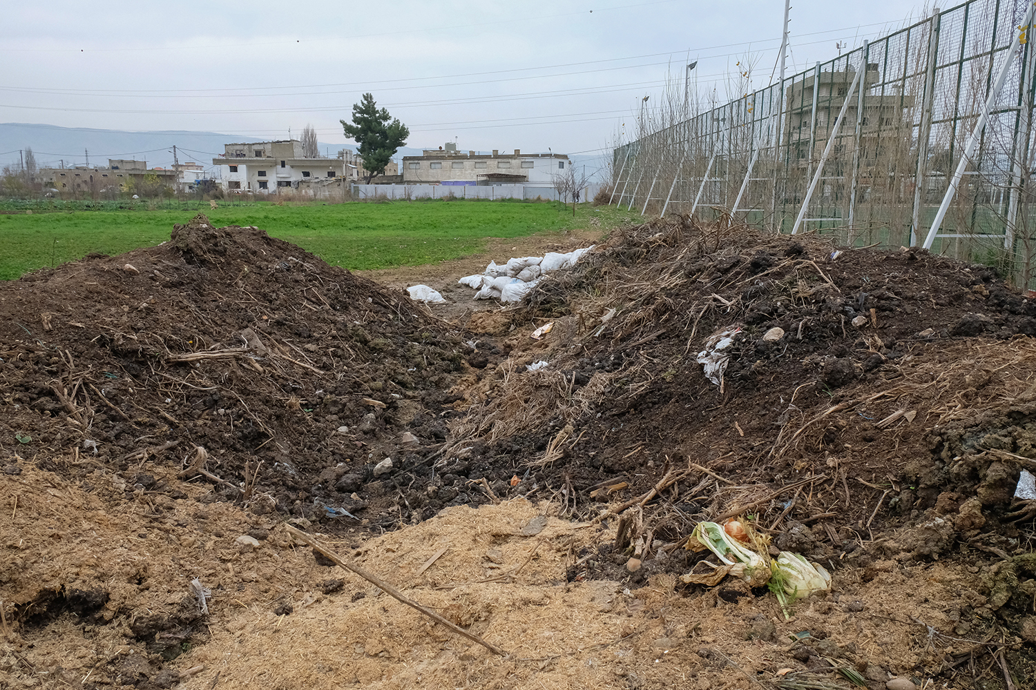 « On n’arrivera jamais à se débarrasser des déchets plastiques », déplore Serge en apercevant les intrus sur le tas de compost. © Globe Reporters