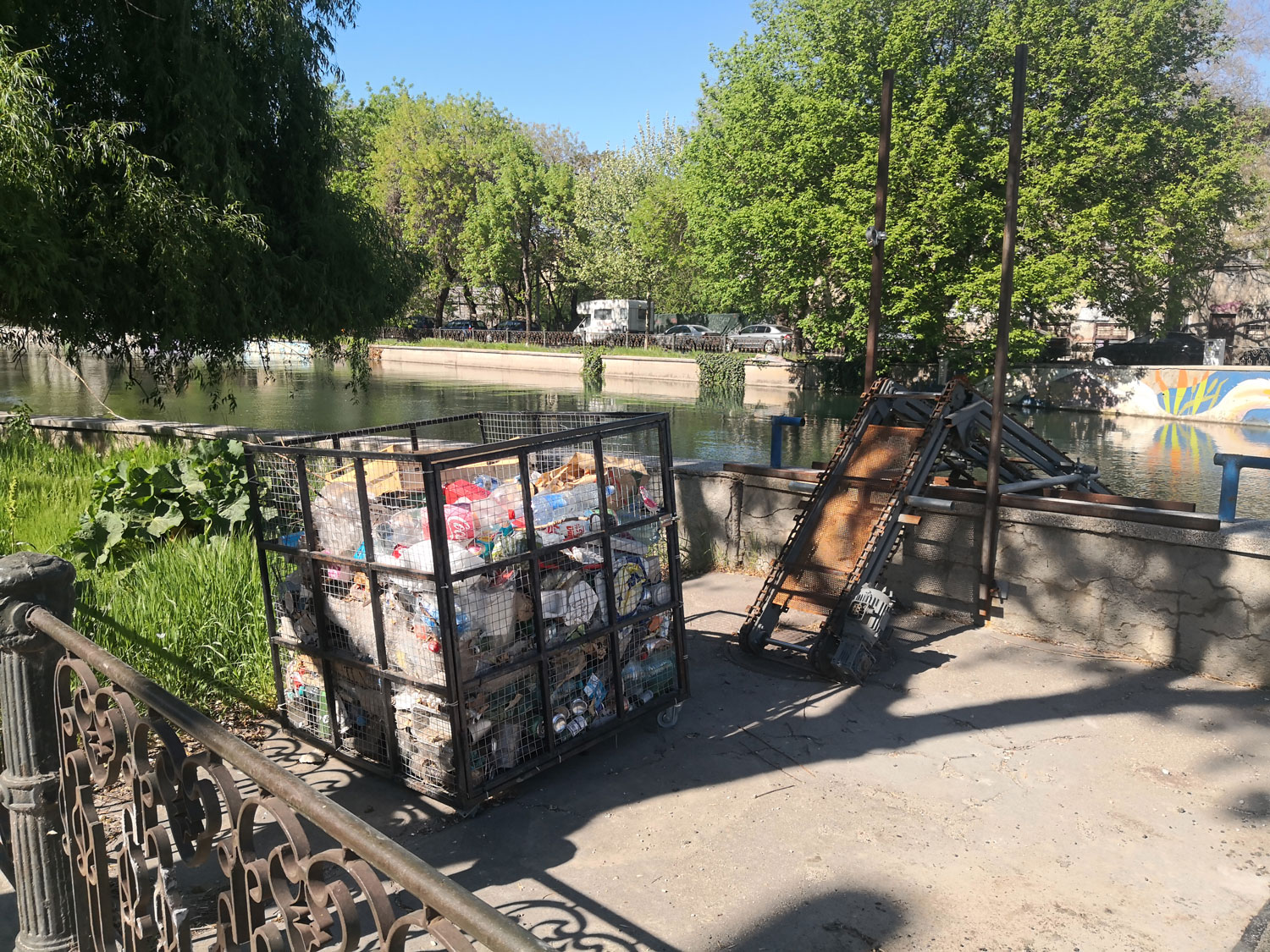 Autre message important de ces associations : autour de la pollution aux déchets -notamment plastiques - générée par les Bucarestois © Globe Reporters