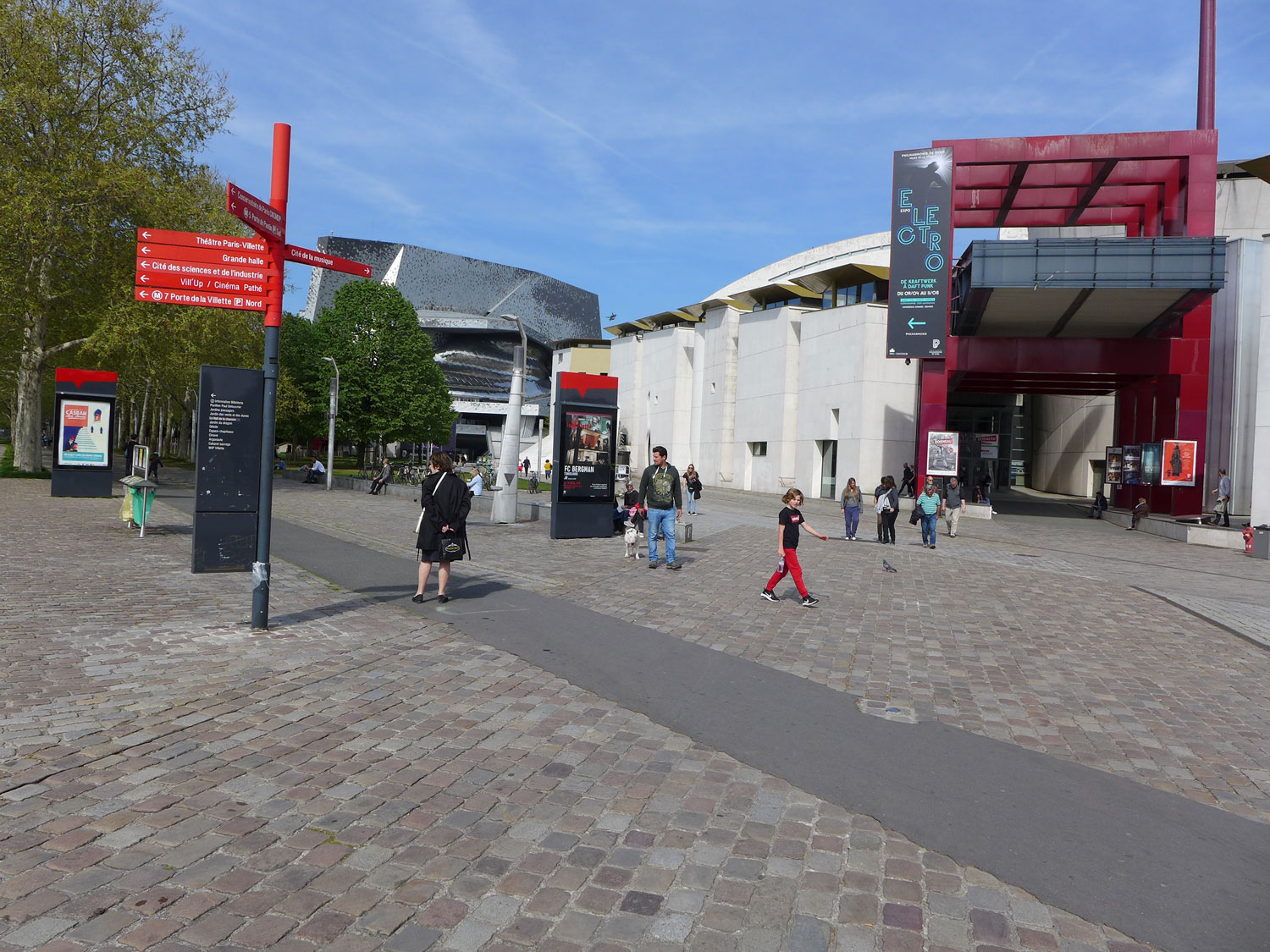 Ce grand espace où se trouvaient à une époque les abattoirs de Paris est devenu un grand lieu de rencontres artistiques.