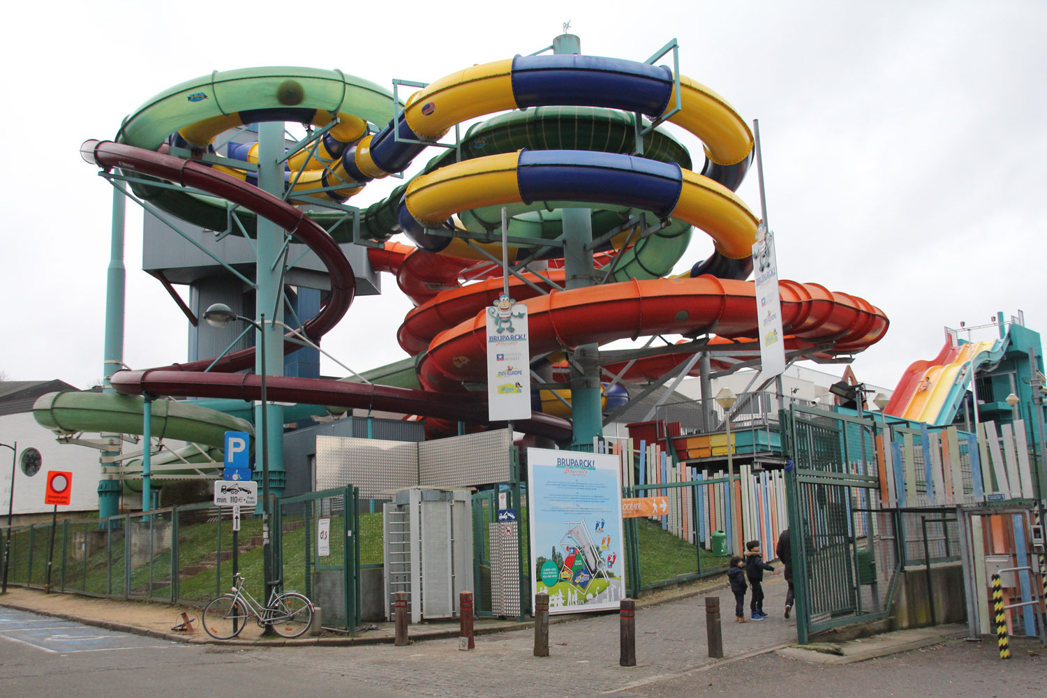 Difficile de résister à l’envie d’aller faire un tour de toboggan aquatique, mais ce n’est pas notre objectif