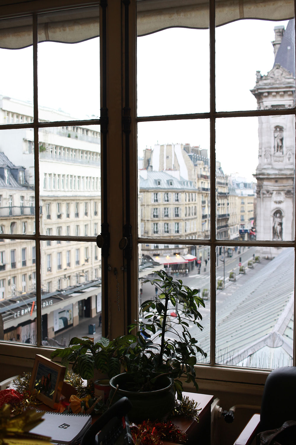 Elle est accueillie par Adeline CARRIAT, la cheffe de cabinet de Colombe BROSSEL. Ici, c’est la vue depuis son bureau © Globe Reporters