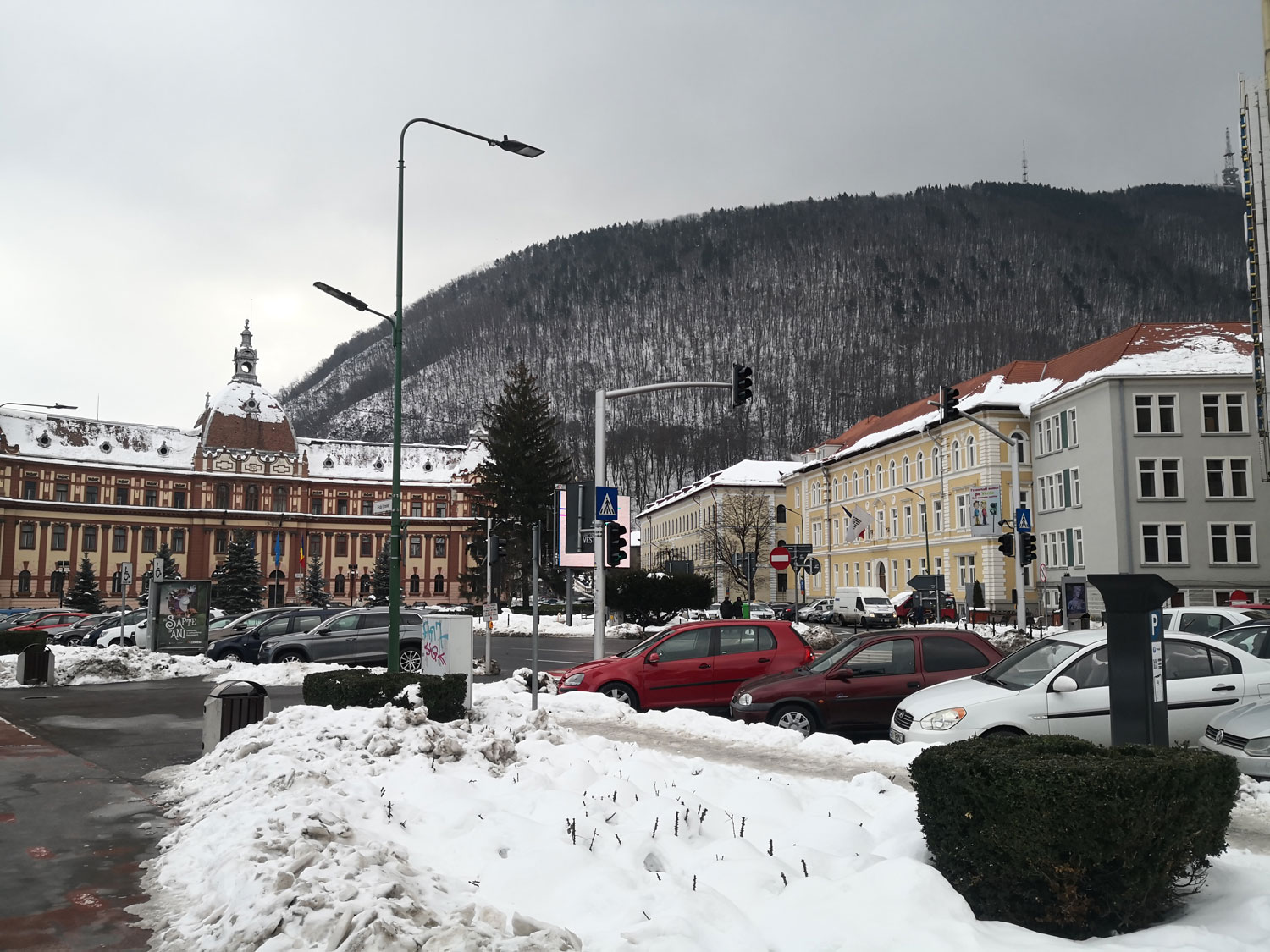 Vue du centre, avec le colegiu Unirea en bas à droite juste sous la montagne © Globe Reporters