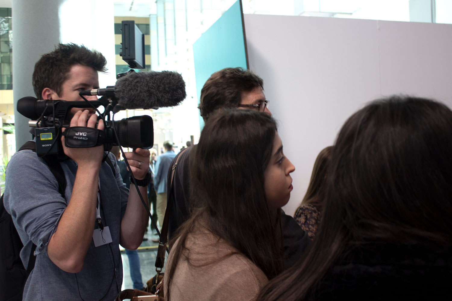 Une rencontre des globe-reporters avec Jérôme BOUVIER qui suscite l’intérêt d’autres journalistes qui couvrent les Assises de Tunis © Aziz ANDOLSI