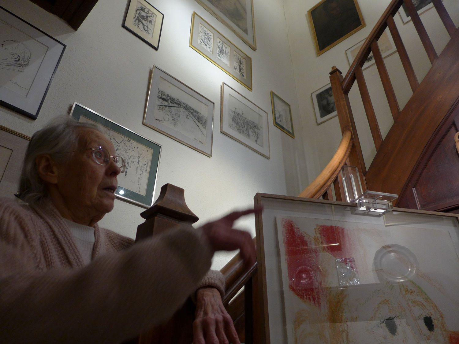 Jeannine Burny au pied de l’escalier qui mène au premier étage