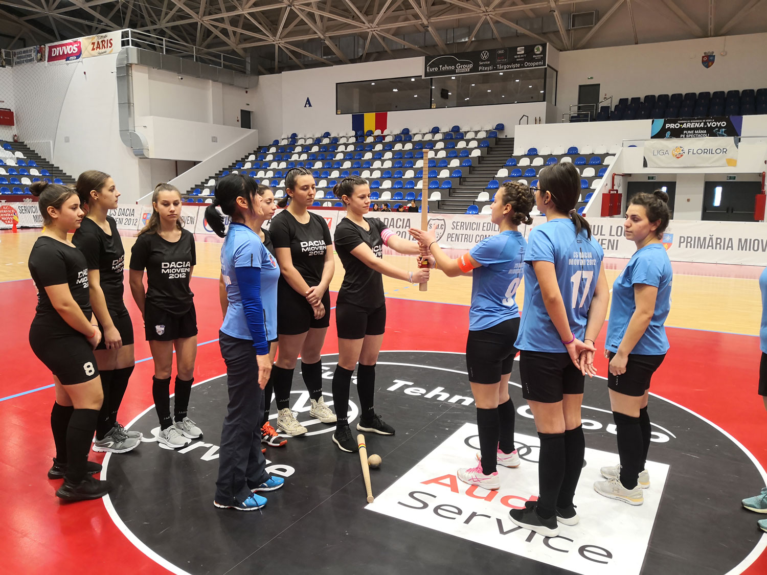 Le rituel d’avant match pour déterminer laquelle des deux équipes va attaquer en premier. La dernière main tout en haut du bâton l’emporte © Globe Reporters 