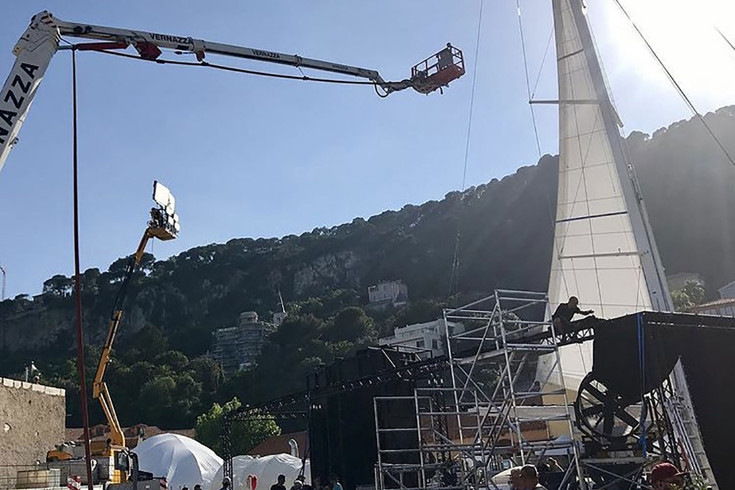 Toujours sur la série, « Riviera », des scènes sont tournées dans le sud de la France. Cette nuit-là, les techniciennes et techniciens ont recrée une tempête en pleine mer et un bateau qui chavire sur un port ! © Pépita MERRET