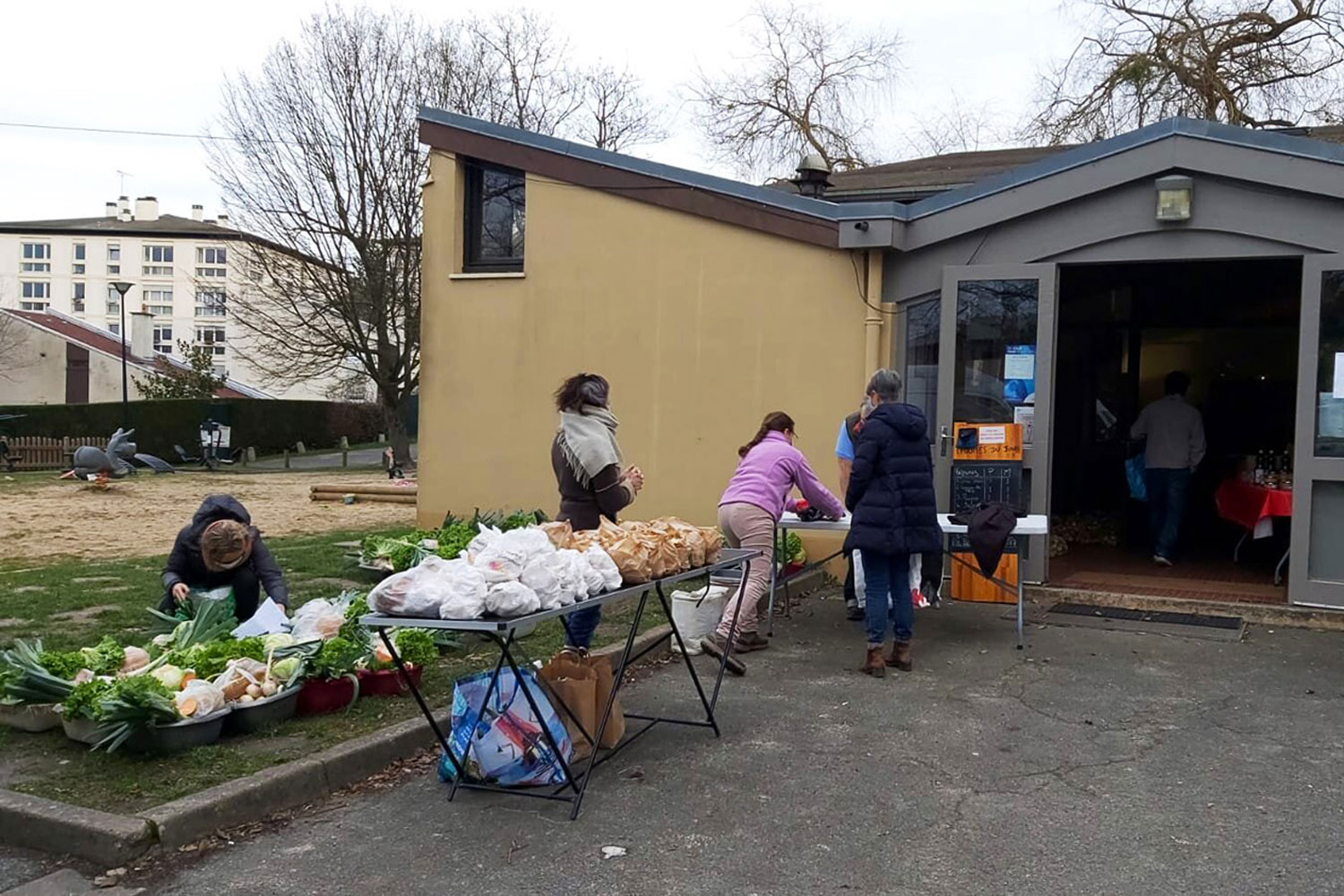 « Les Paniers bios de Mareil » : les volontaires organisent la distribution © R MILLER