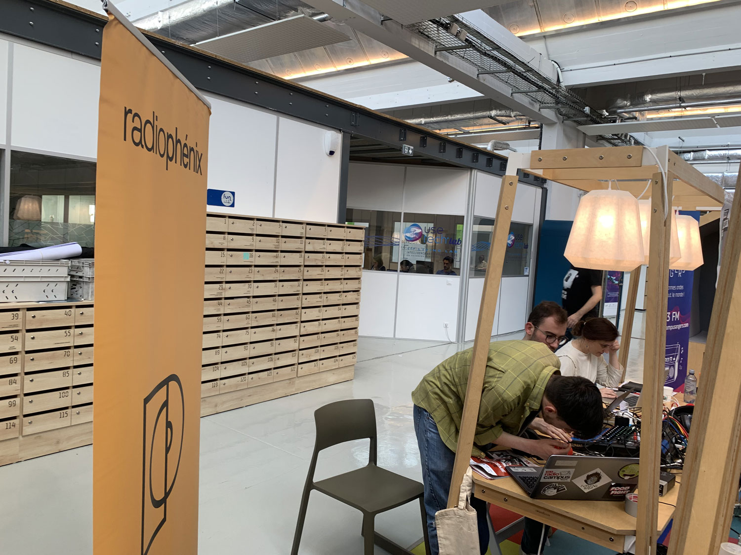 Radio Phénix a installé un stand au MAME le temps des Assises de Tours afin de se faire connaître © Globe Reporters