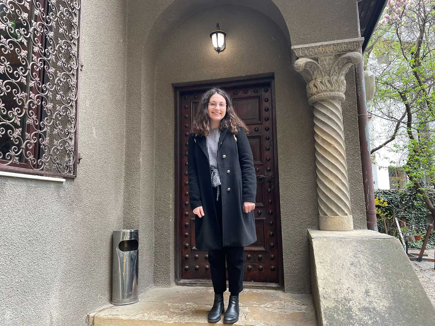 Roxana tout sourire avant d’entrer dans le Lente © Globe Reporters