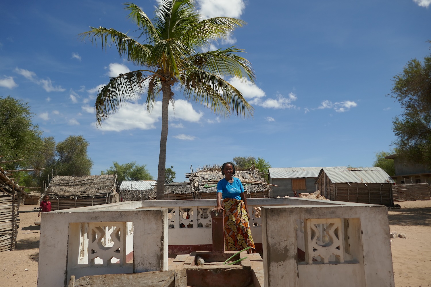 Cladini est la gardienne de cette fontaine d’eau potable. La population vient remplir des bidons en échange d’un prix modeste © Globe Reporters