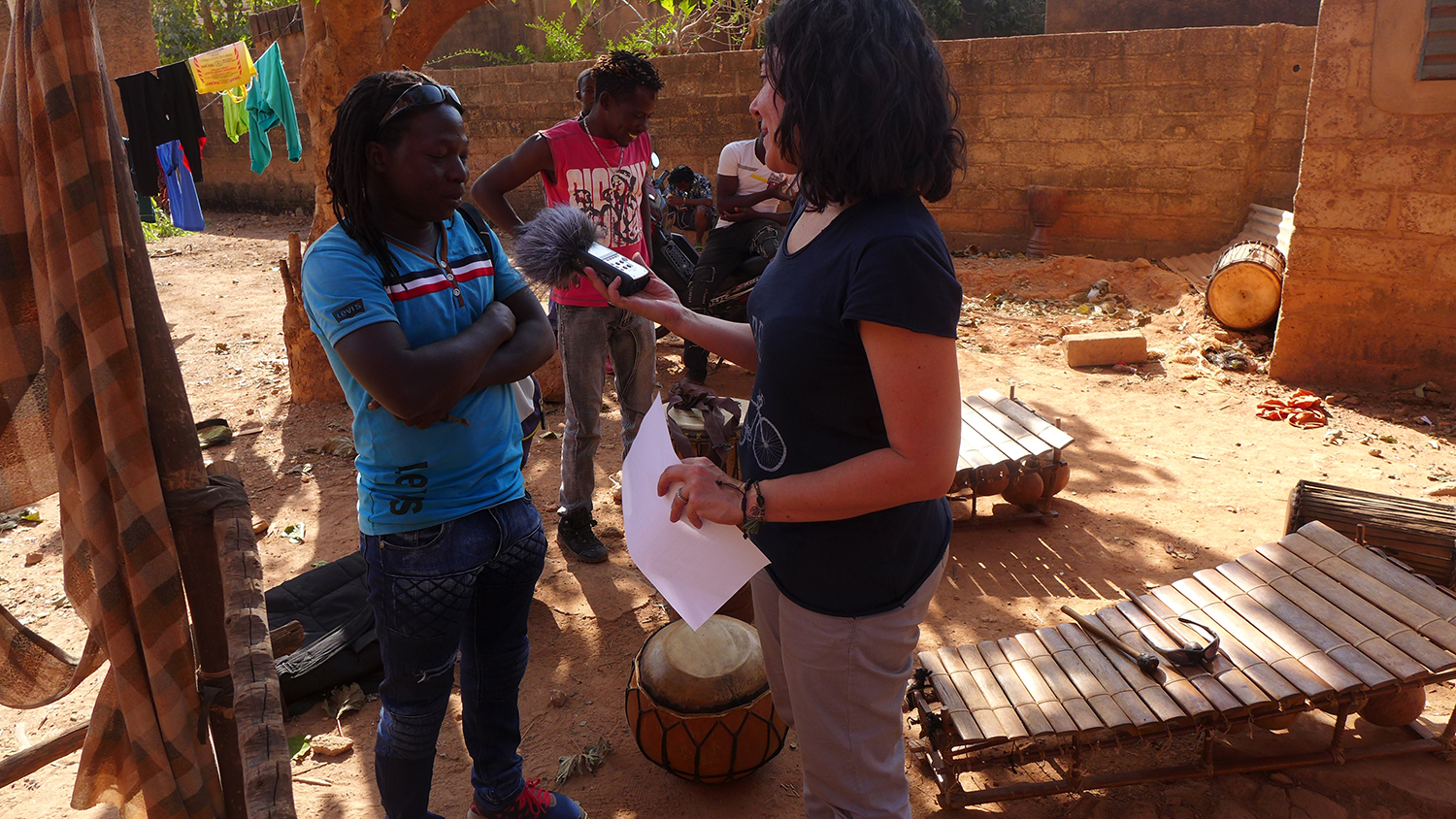 Sekou COULIBALY,le chanteur du groupe, répond aux questions des globe-reporters.