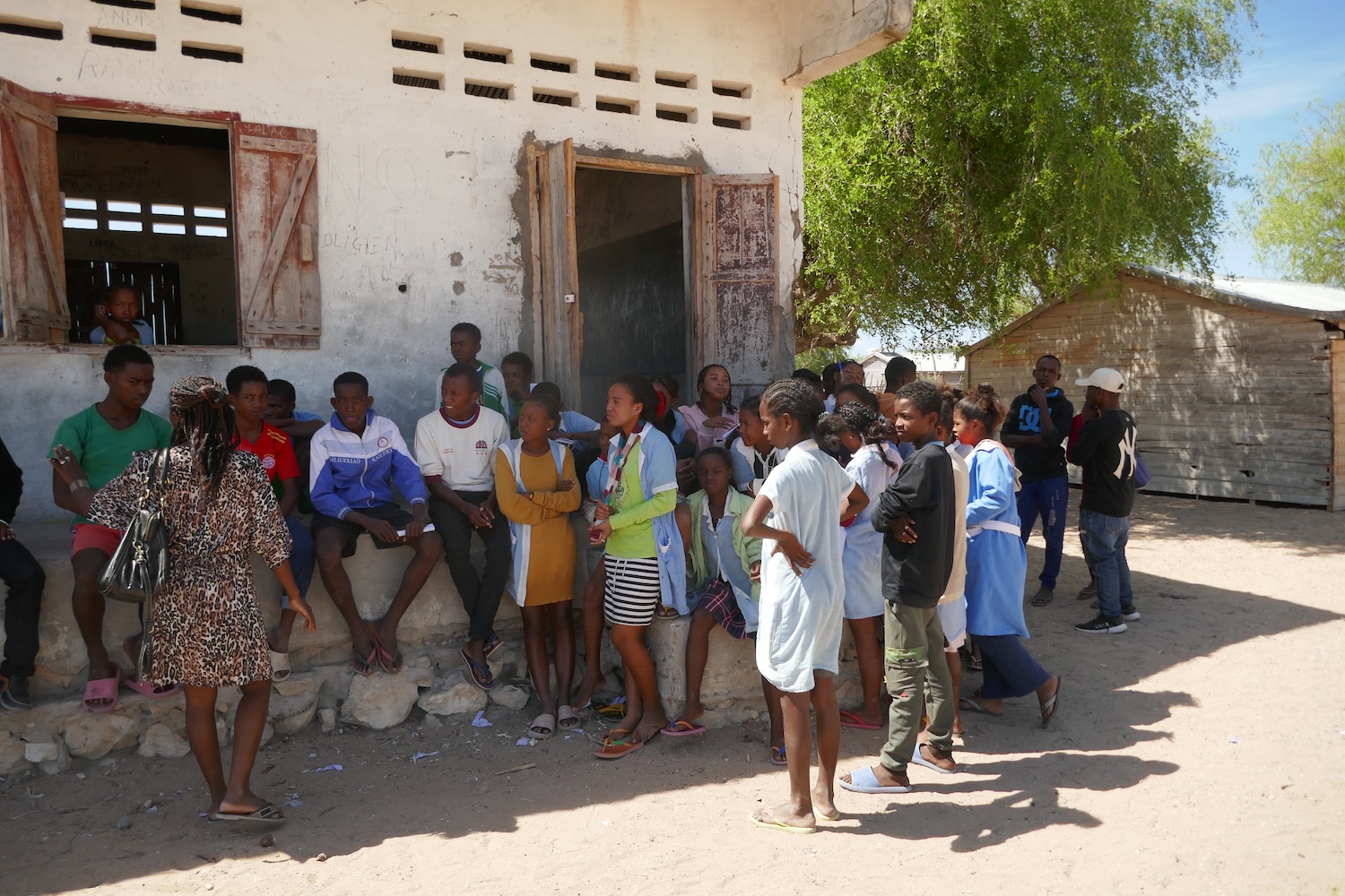 Pendant la visite de l’envoyée spéciale, les élèves et les professeurs sont présents et écoutent avec attention les interviews préparées par les globes reporters © Globe Reporters