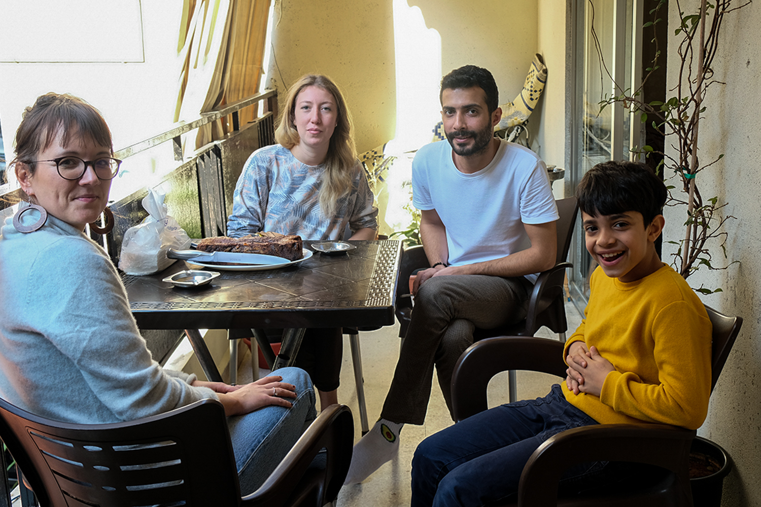 Après le déjeuner, nous échangeons quelques mots assis.e.s sur la terrasse de l’appartement, le temps de digéré. Moayed veut essayer l’appareil photo de Sidonie. Le voilà chargé d’une mission photographique ! Et c’est plutôt réussi. Bravo Moayed. © Globe Reporters