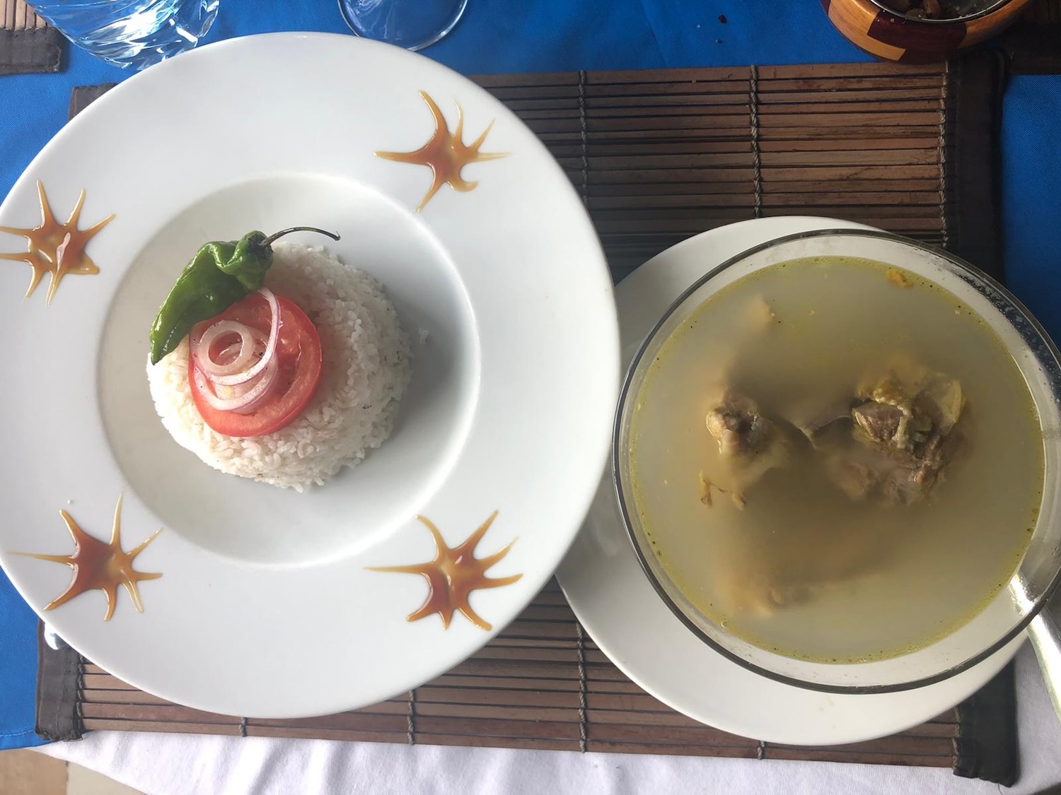 Bouillon de viande avec du riz ou lasopy, un plat simple très courant dans des villes des hauts plateaux comme Antsirabe © Globe Reporters