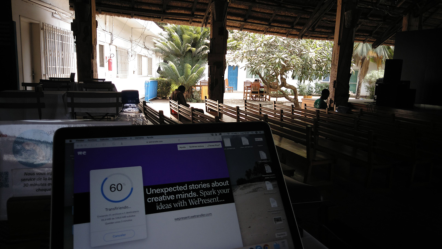 Voici la terrasse, sous une grande paillote où la brise est douce. Les gens viennent ici se rassasier. On peut voir la scène pour des concerts et théâtres.