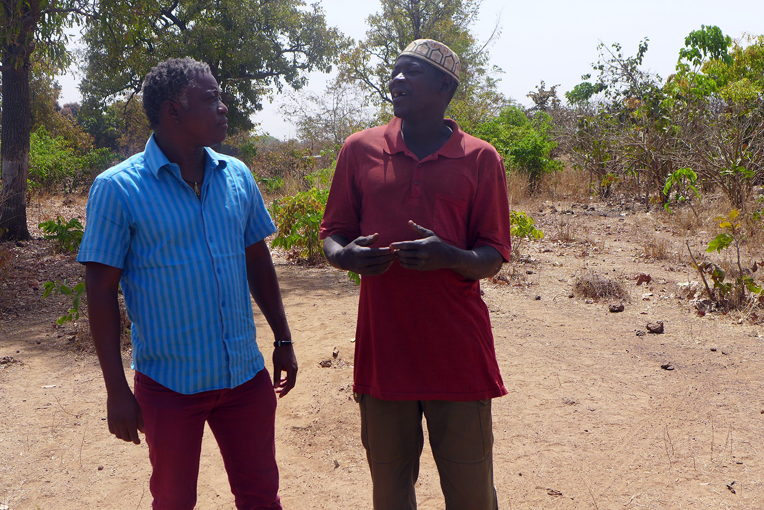 Voici notre interviewé, Khalifa WATARA qui discute avec notre taxi-globe-reporter, Joe, qui fait la traduction de l’interview. 