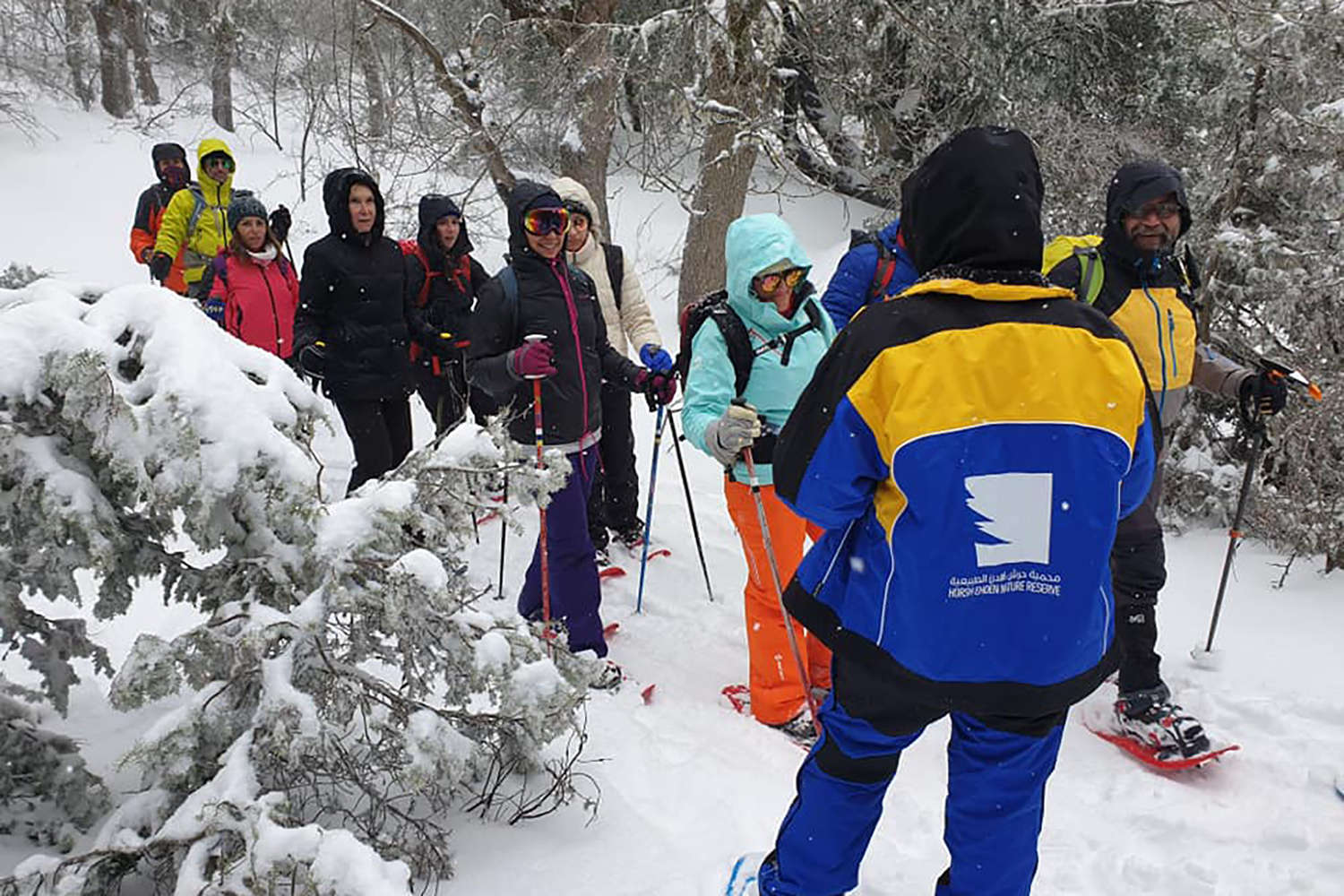 L’hiver, les montagnes se parent d’un grand manteau blanc. La réserve d’Ehden compte de nombreux sentiers de randonnées. Pendant l’hiver, les visiteurs peuvent faire des randonnées en raquettes ©Ehden