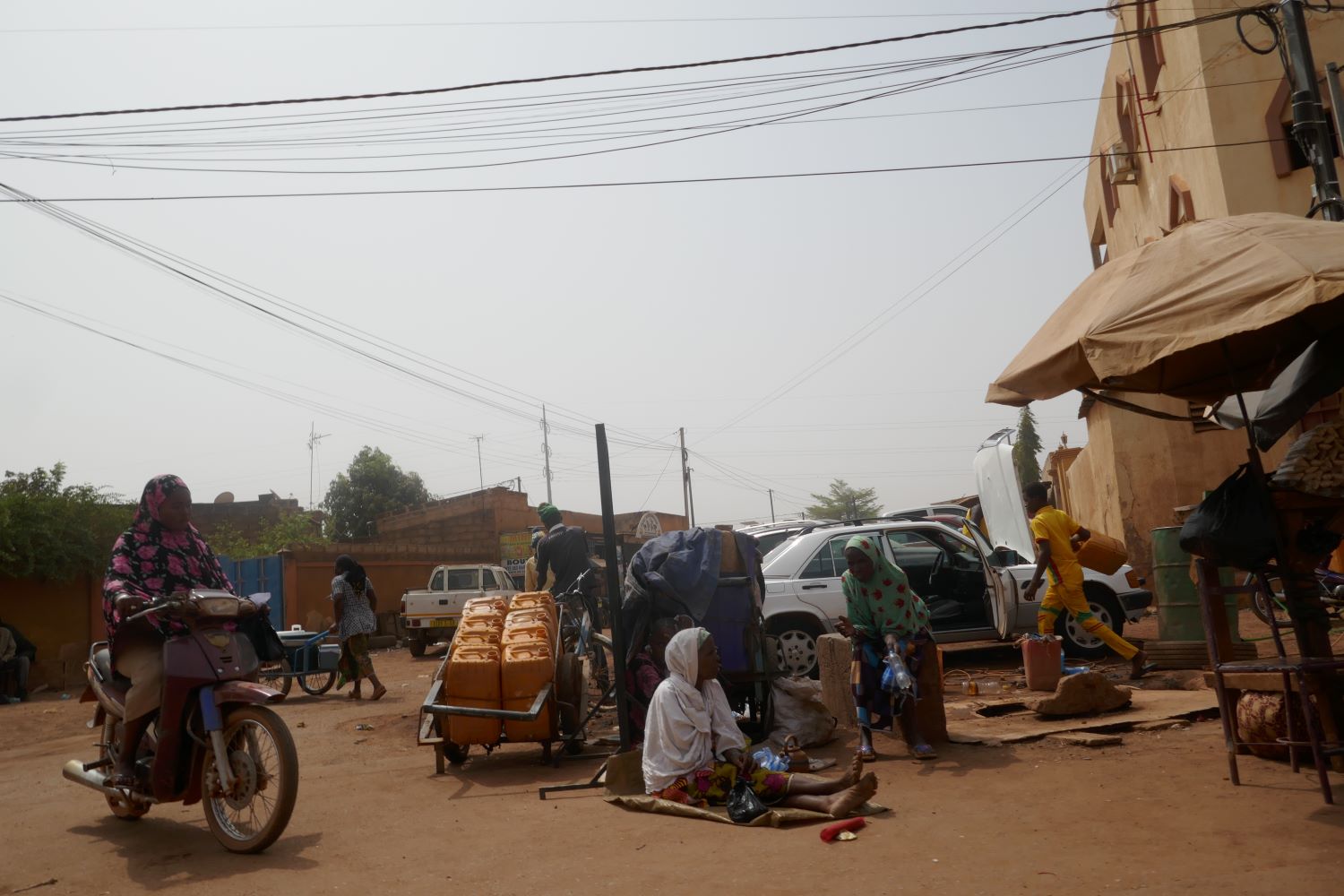 C’est le matin et les rues sont en pleine activité, les taxis préparent leurs voyages vers des villes aux alentours © Globe Reporters