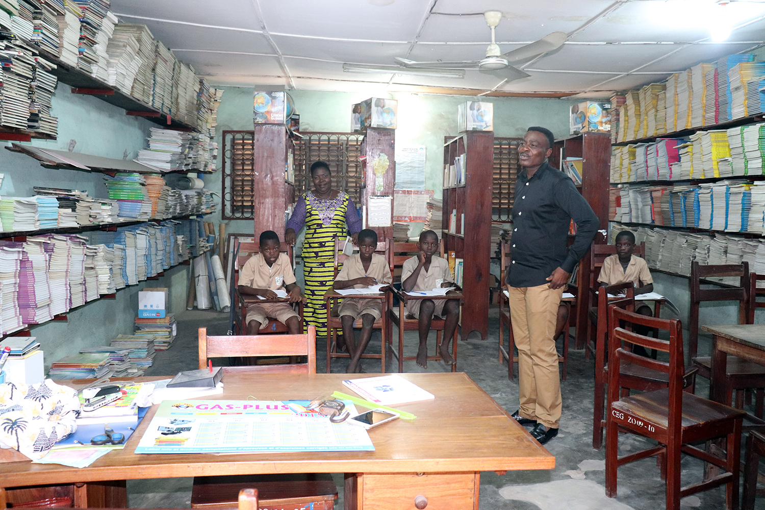 Maurille A. C. MONDE, directeur du collège, est très préoccupé par la bibliothèque qui est bien trop exiguë pour la taille du collège.