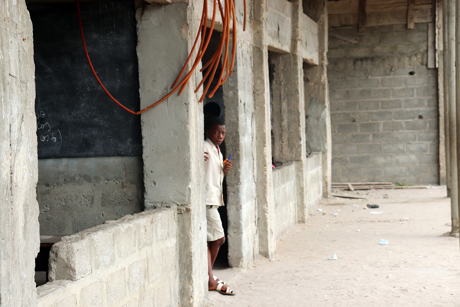 Dans cette partie du collège, le bâtiment est mal construit et il est inutilisable malgré le besoin pressant de classes. 