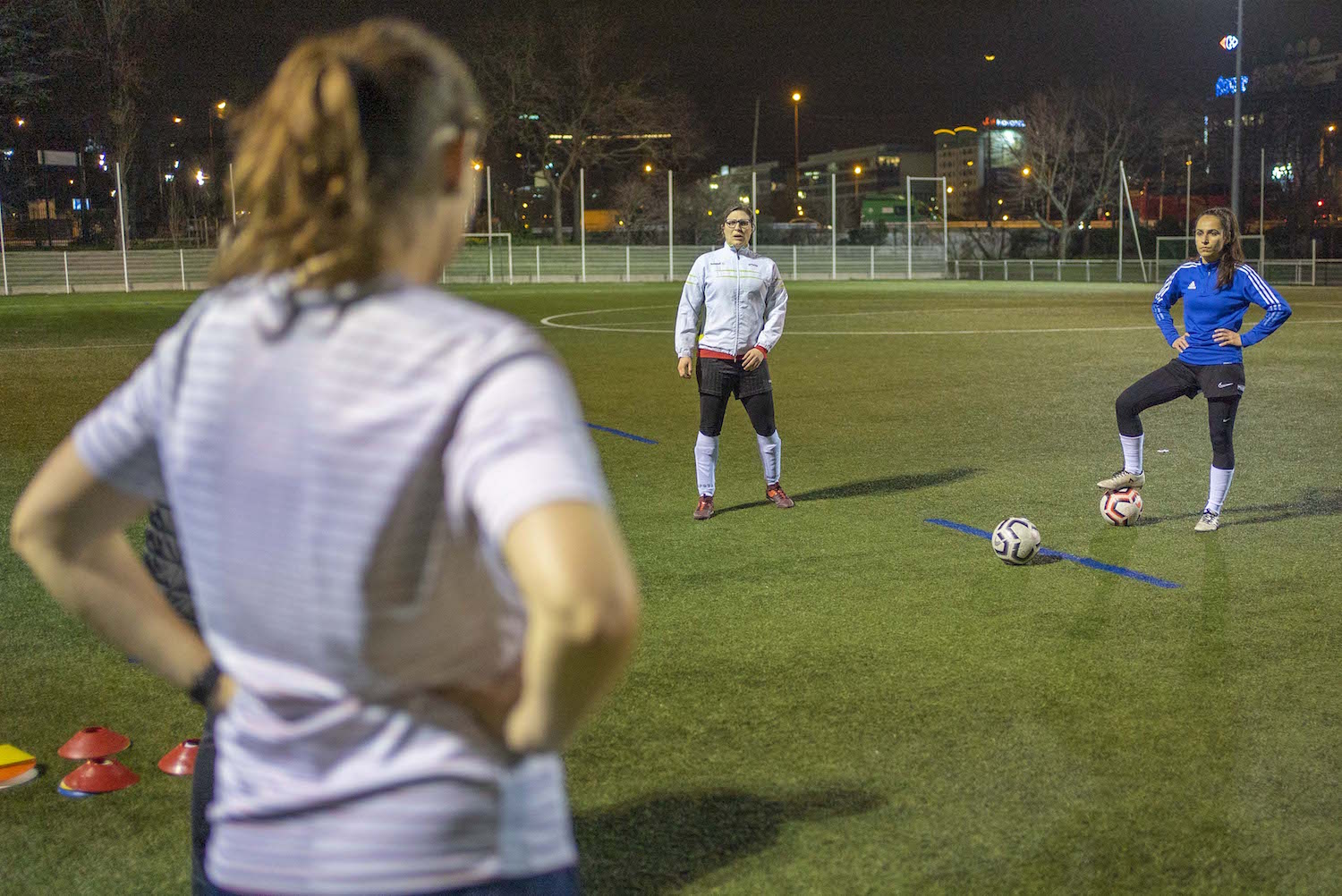 Entraînement nocturne du Paris FC Arc-en-Ciel © Globe Reporters