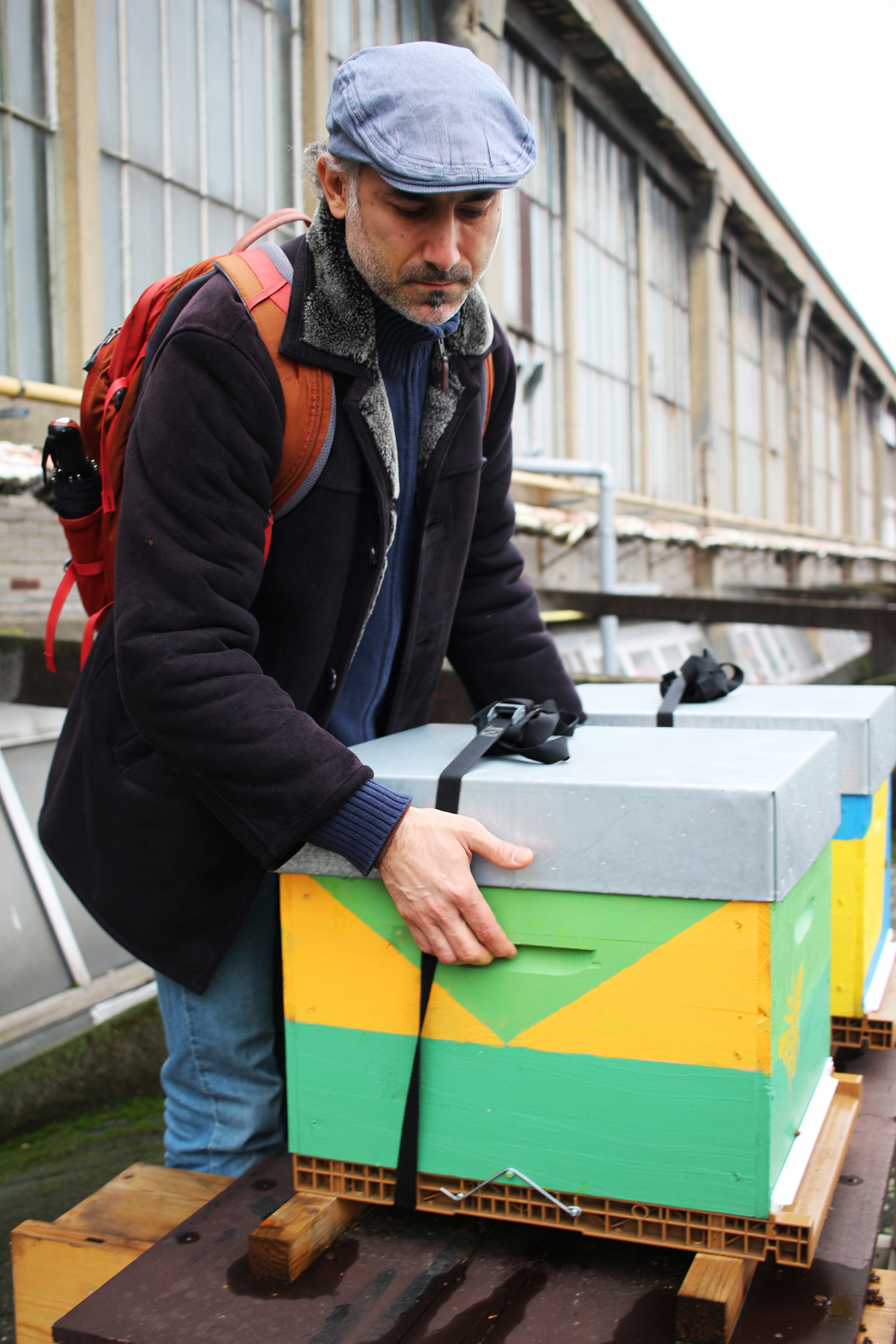 Volkan en profite pour peser la ruche. En hiver, on ne peut pas ouvrir les ruches sans risquer de mettre en danger les abeilles à cause du froid. Les peser est le meilleur moyen de savoir si elles ont toutes les réserves nécessaires et si elles ne manquent de rien © Globe Reporters