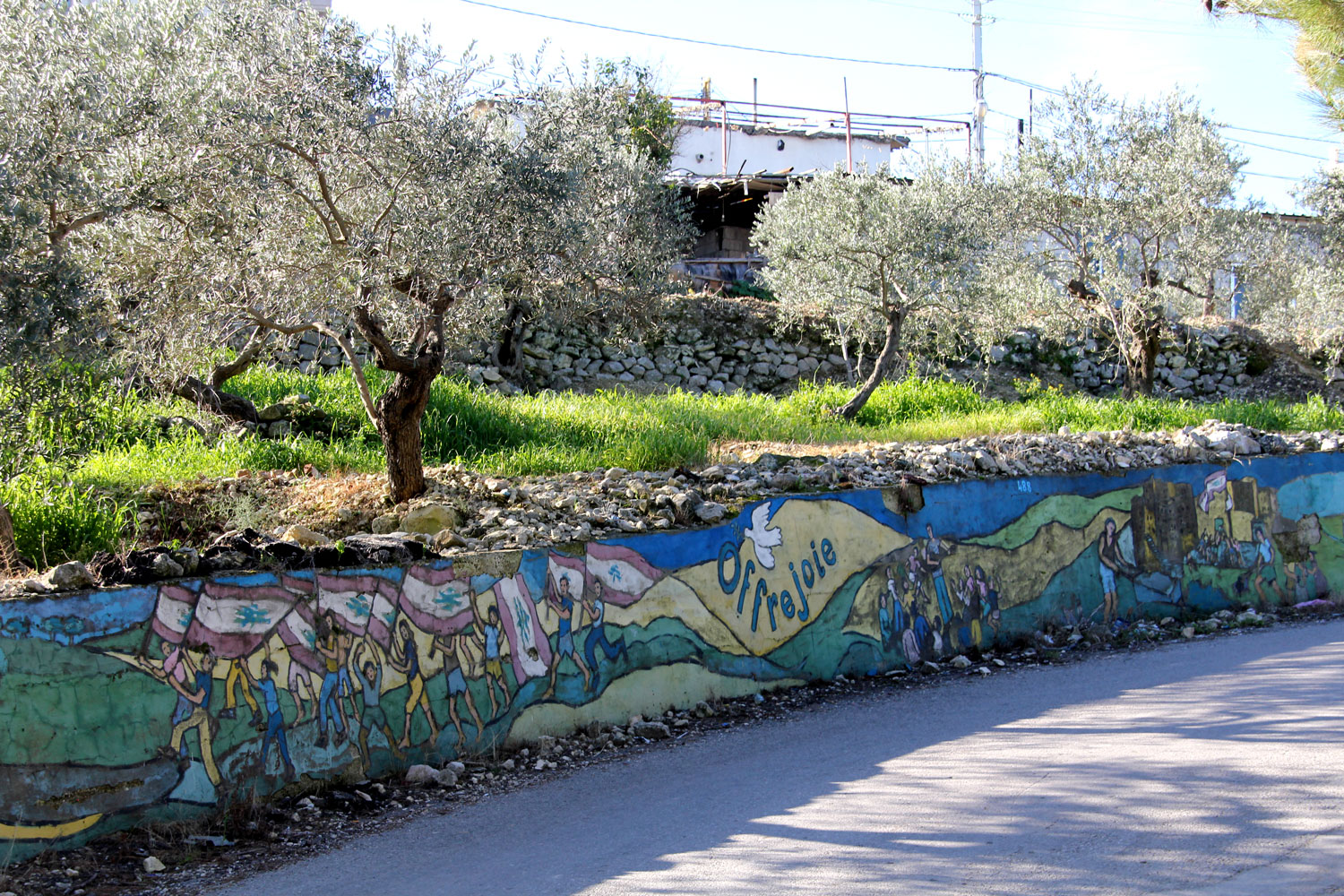 Peinture murale sur le mur face à l’école, dans le village de Kfifane.