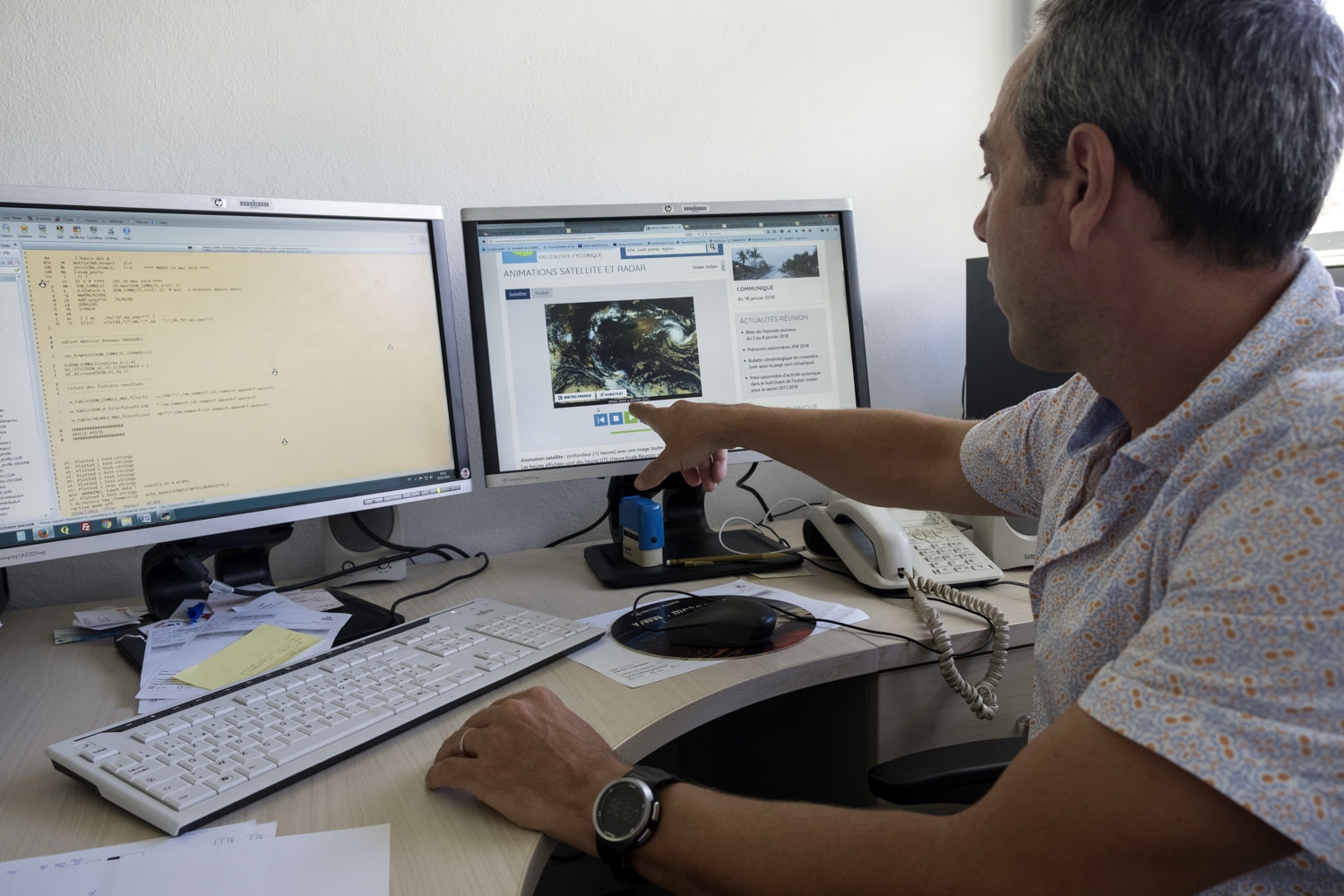 Les prévisionnistes de Météo France travaillent à l’aide d’images satellites comme celle-ci pour surveiller les cyclones. Ils sont en relation avec les autorités publiques pour prévenir en cas de danger. Dans le service Climat de François BONNARDOT et Olivier BOUSQUET, on s’occupe de fournir des analyses et des observations sur les phénomènes cycloniques.