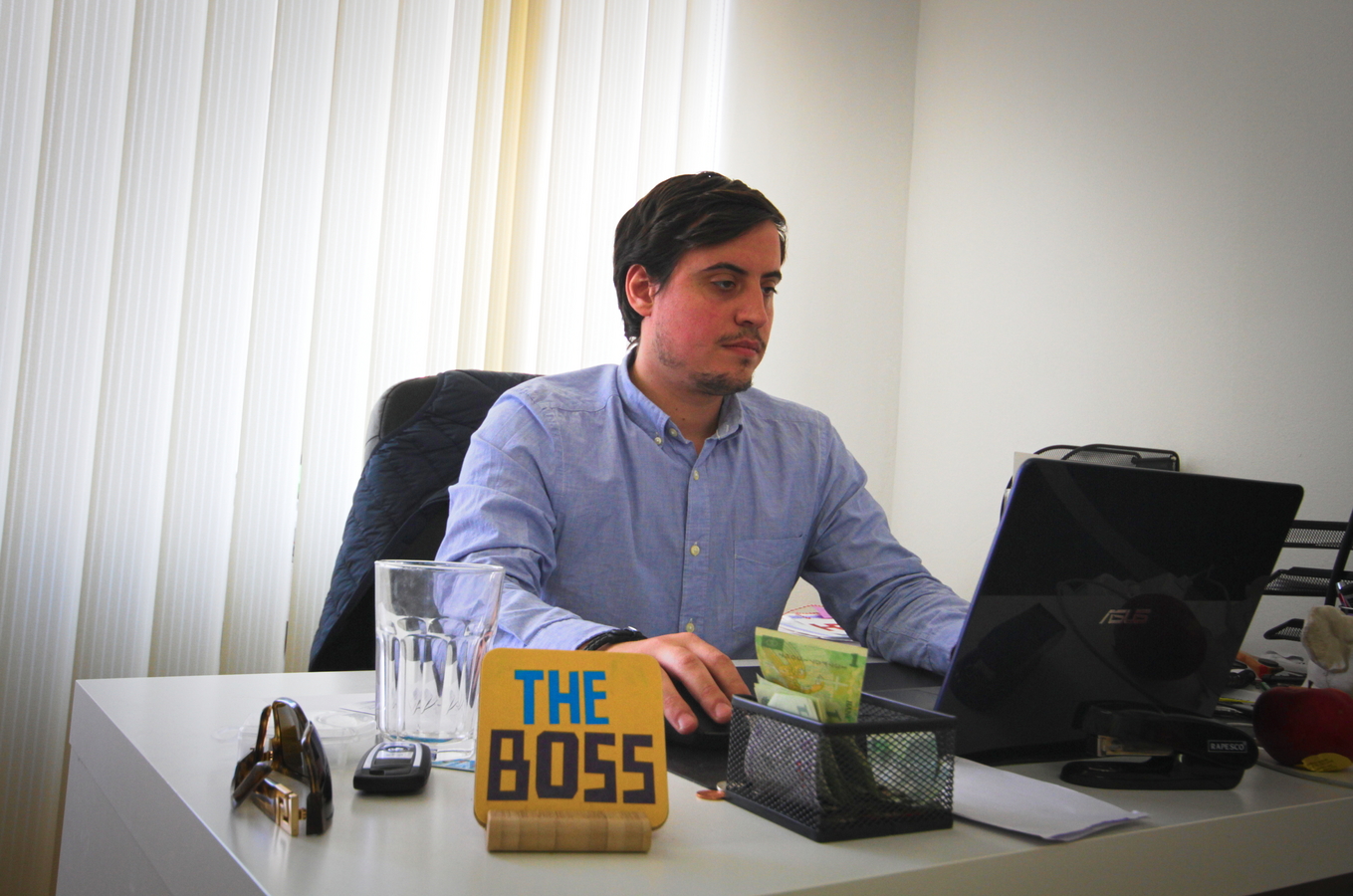 Maxime ENESCU à son bureau.