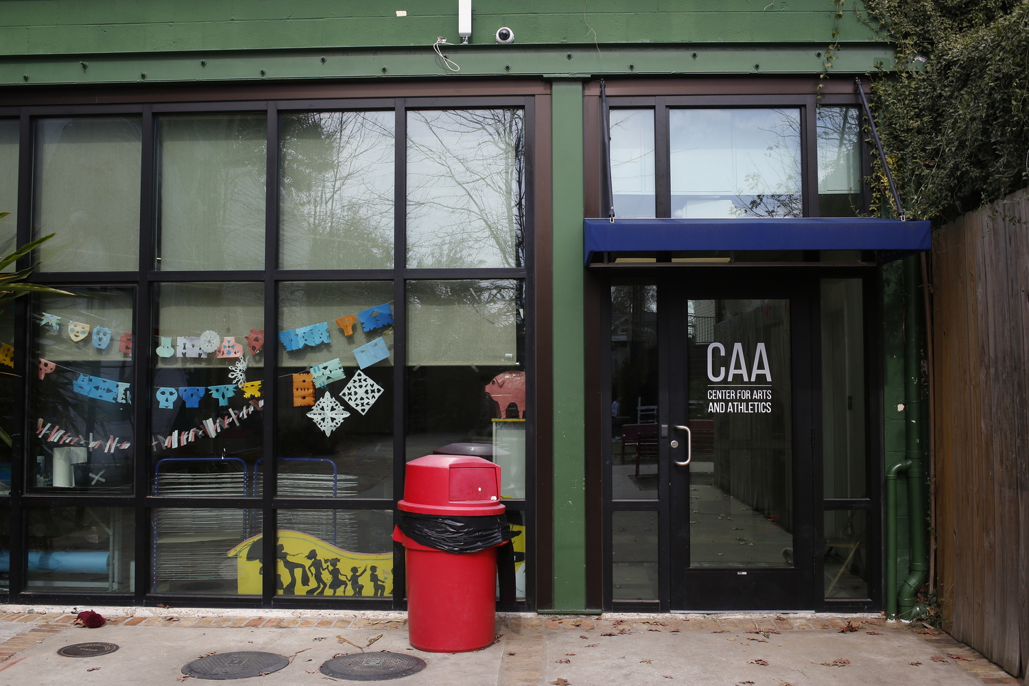 L’entrée du gymnase où se situent aussi la cantine, la bibliothèque et la salle de cours d’arts © Globe Reporters