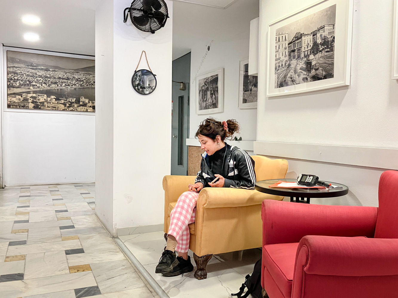 Dans le hall de l’immeuble athénien où se déroule l’interview commandée par les élèves d’Aumale © Globe Reporters 