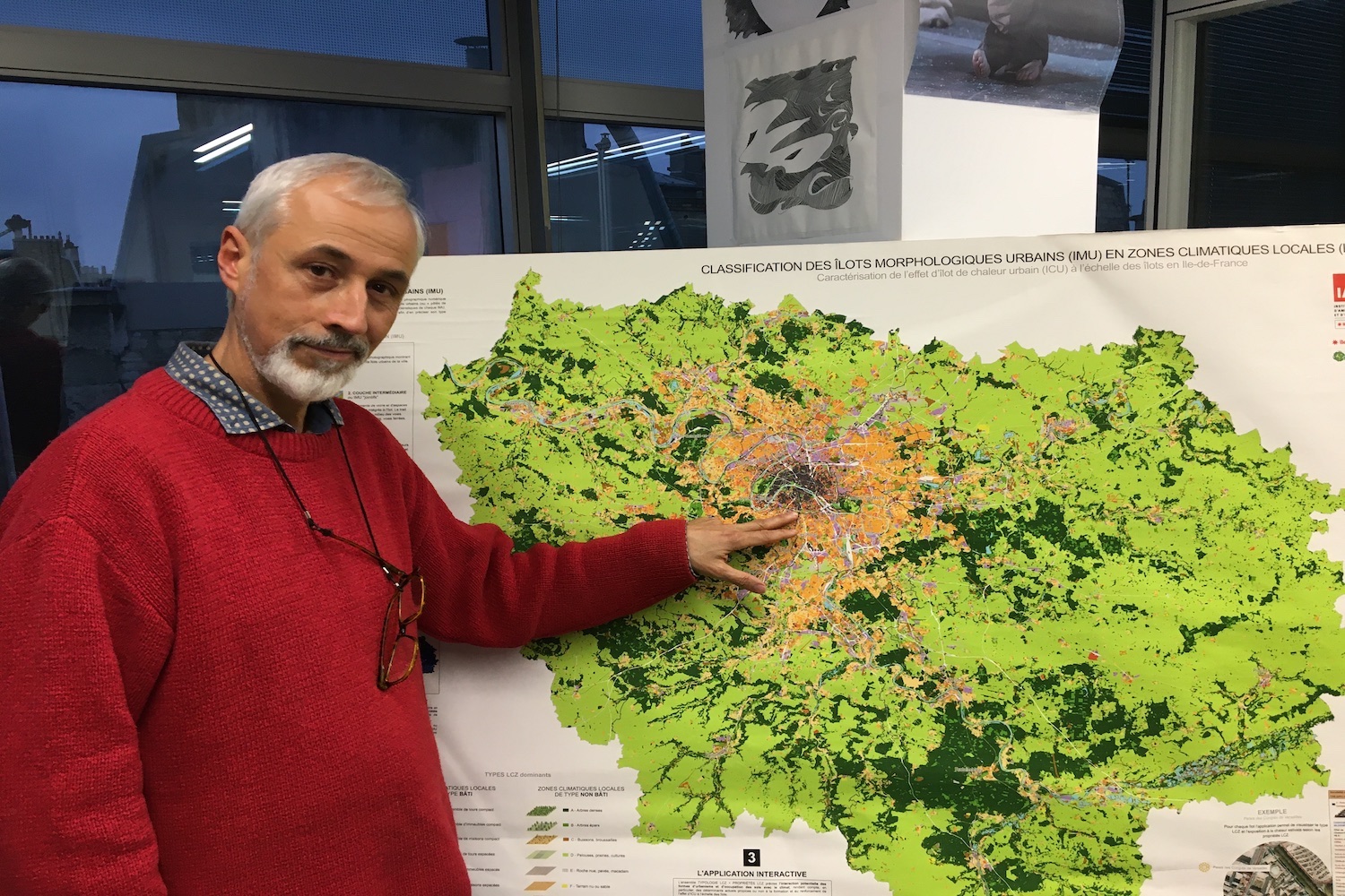 Erwan CORDEAU devant la carte climatique de l’Ile-de-France © Globe Reporters