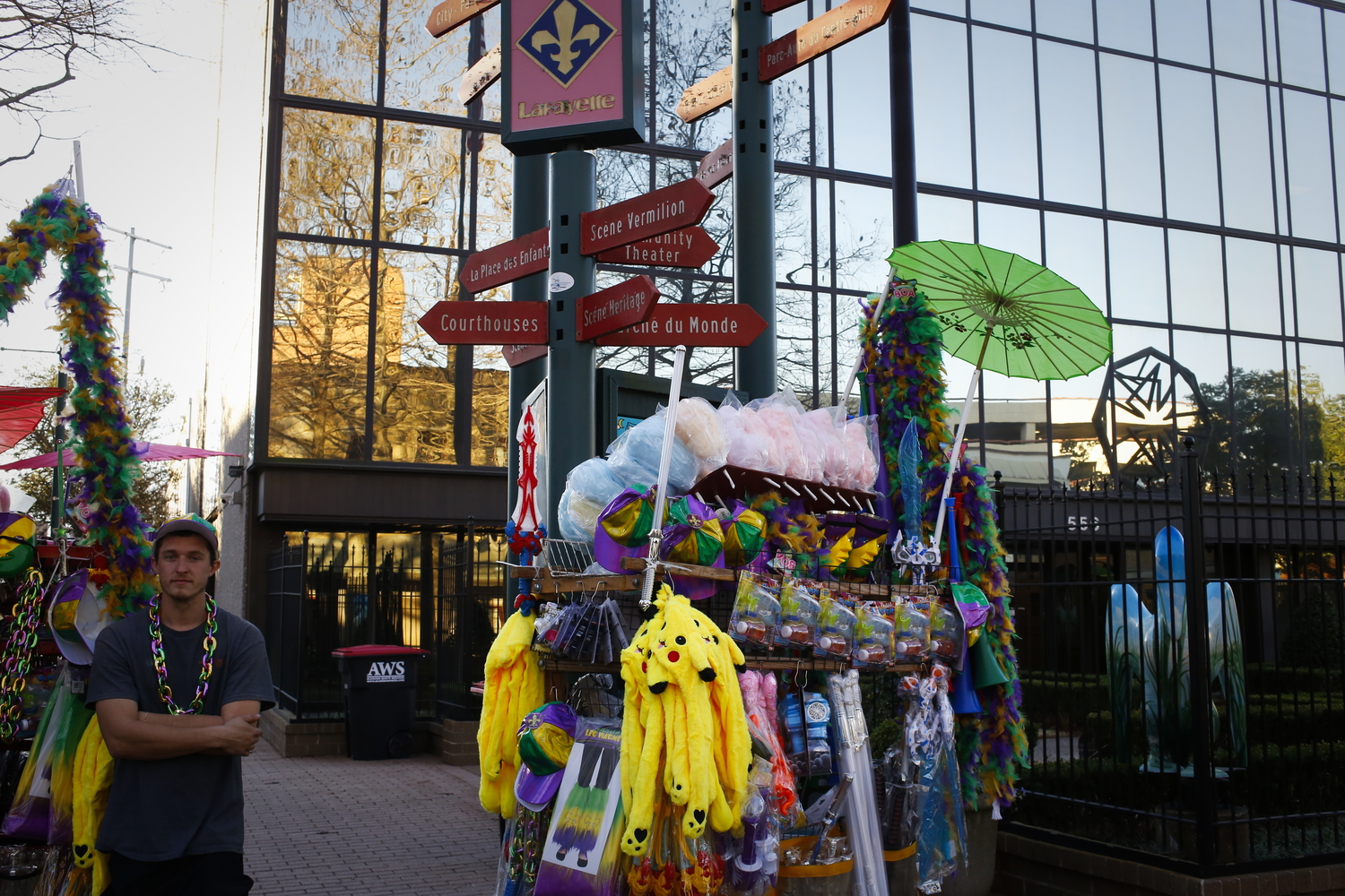 Des vendeurs vendent des accessoires de Mardi gras avant une parade © Globe Reporters