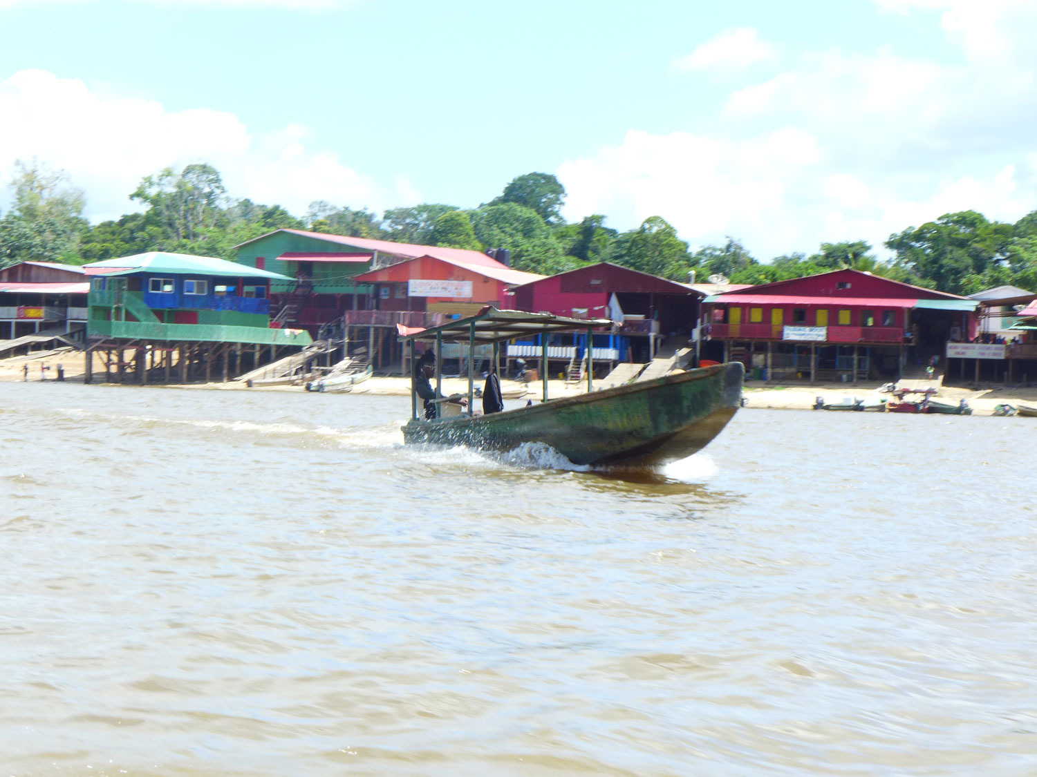 Vue depuis la rive du Surinam.