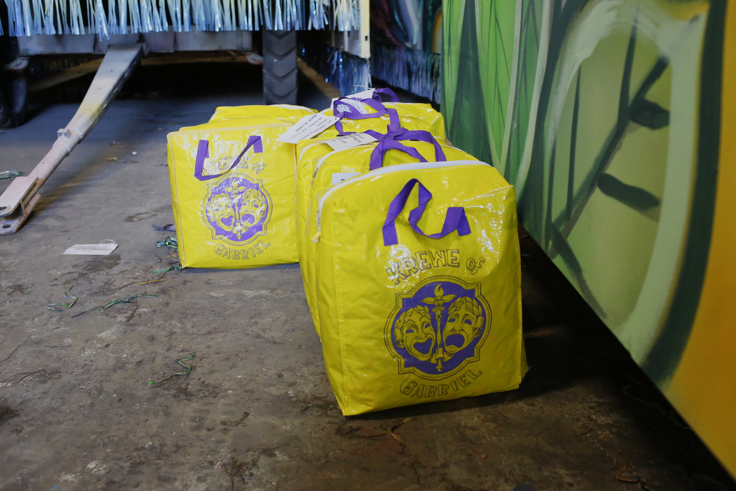 Les sacs du Krewe of Gabriel pleins de throws © Globe Reporters