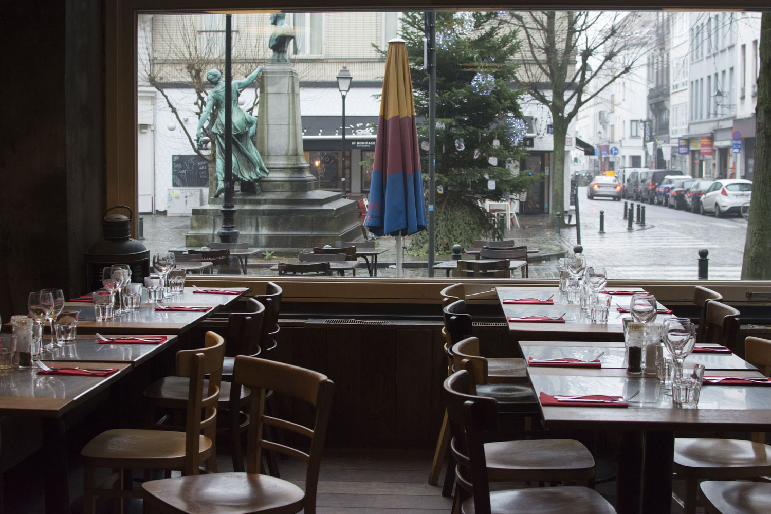 Il faudra attendre le retour du printemps pour manger en terrasse !