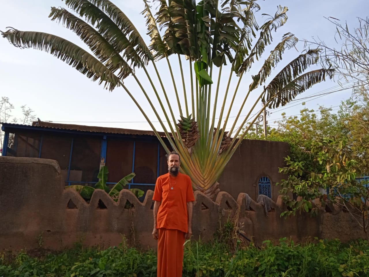 Dada dans le jardin du centre Ananda Marga © Globe Reporters